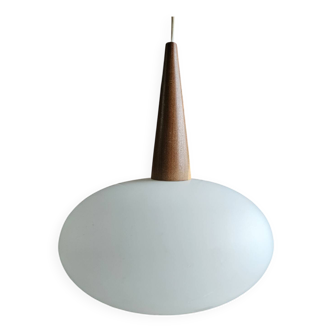 Suspension style scandinave en teck et opaline Louis Kalf