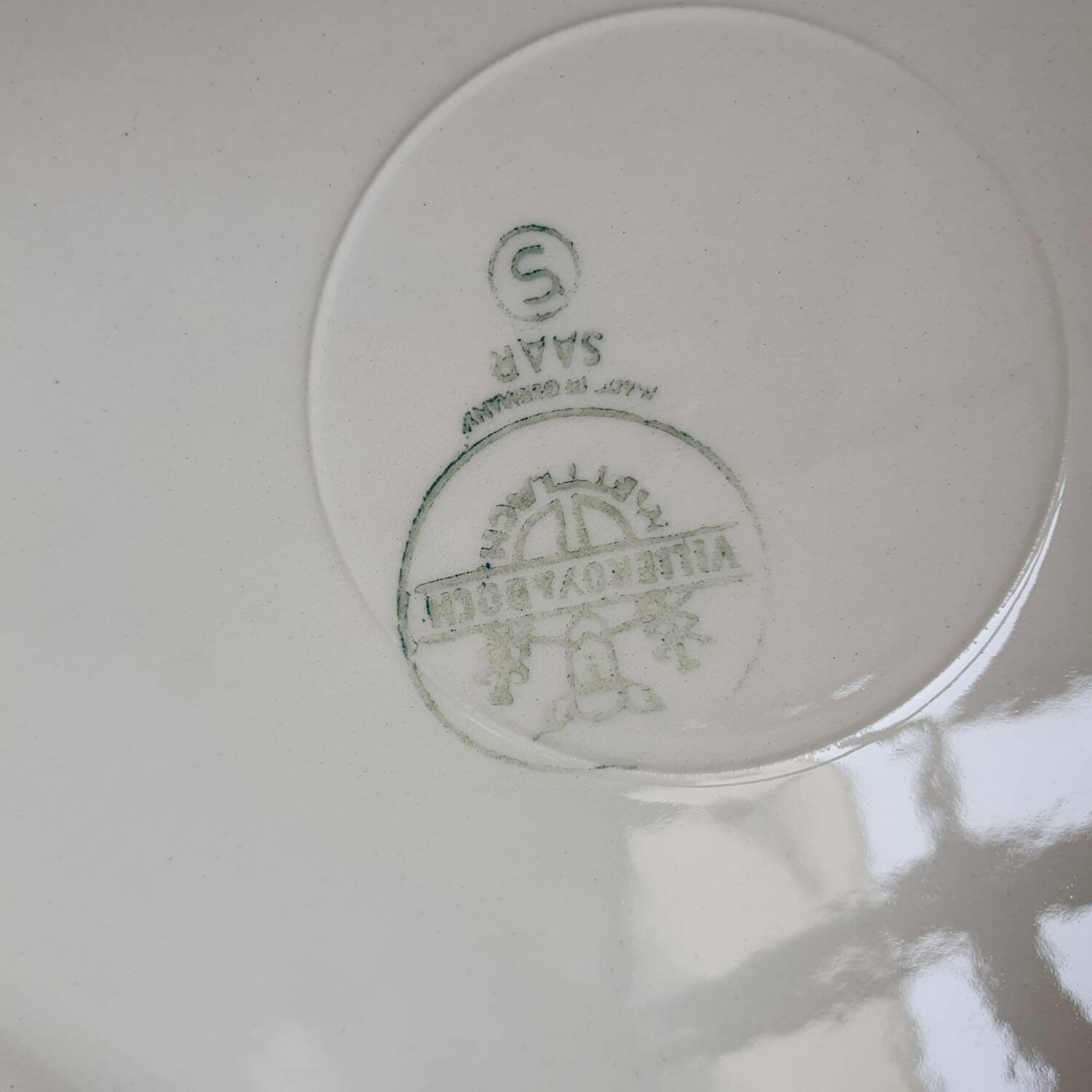 Set of 8 Villeroy and Boch dinner plates