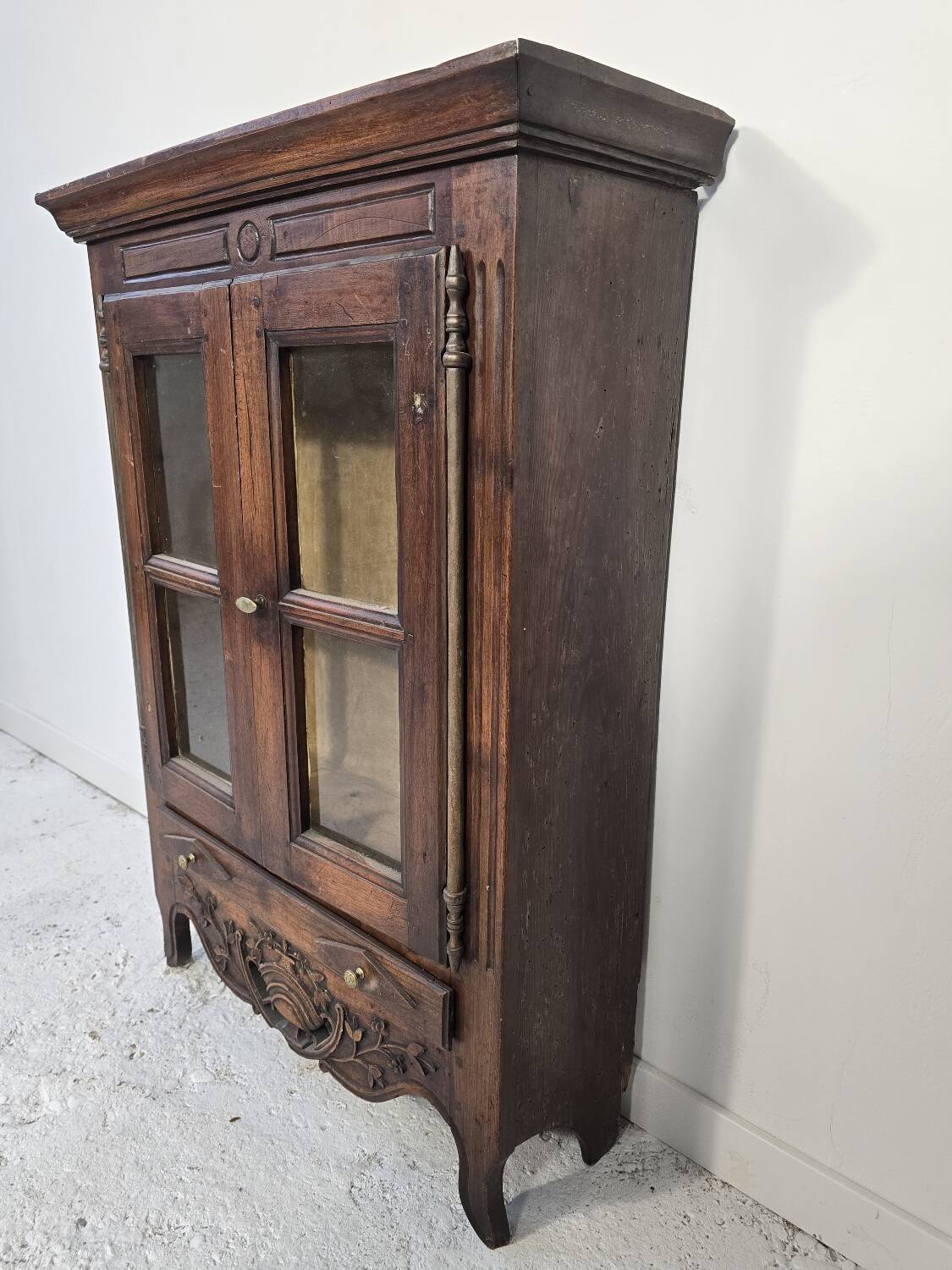 Glass-fronted walnut cabinet – 18th century – Verriau