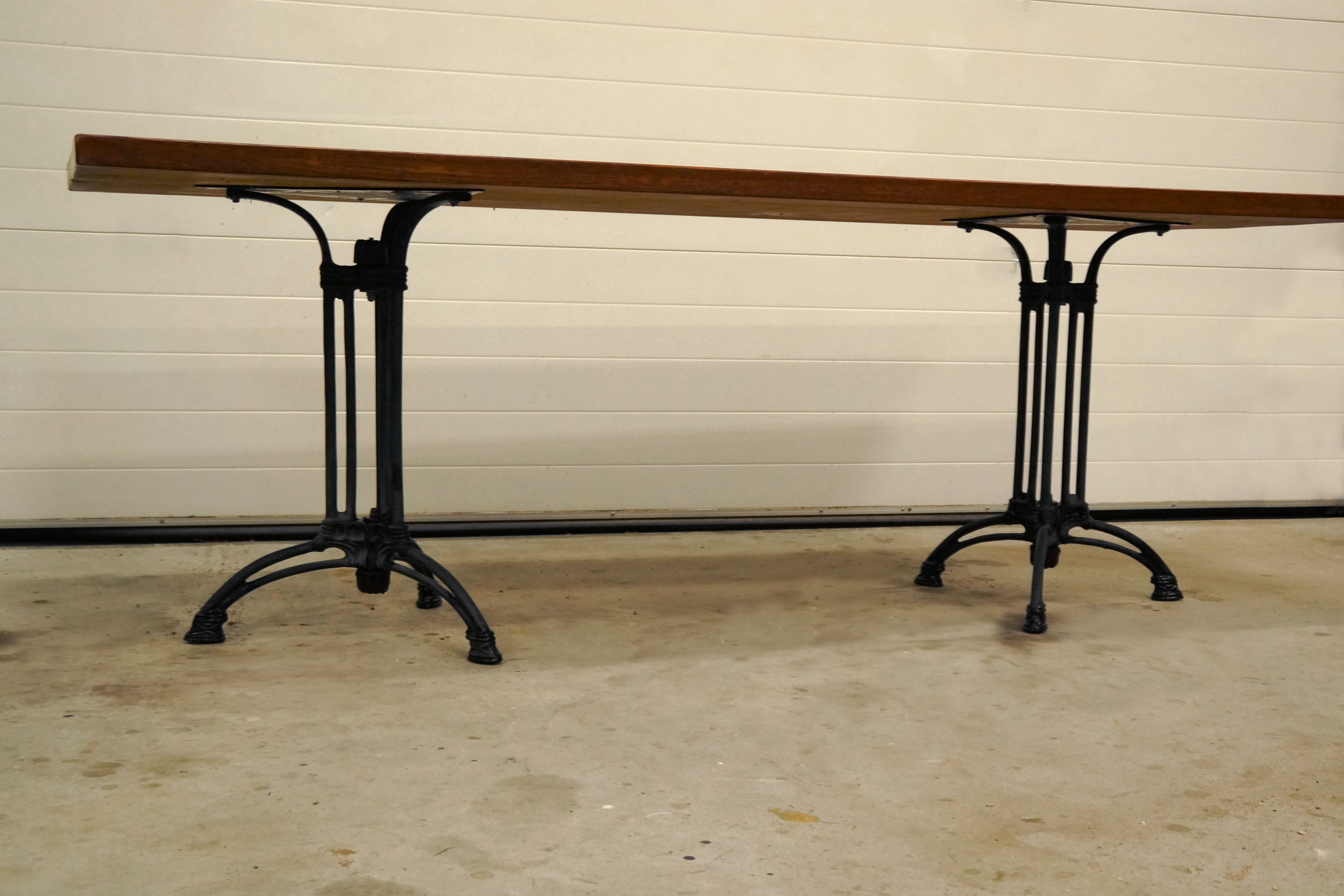 Table wood and cast iron