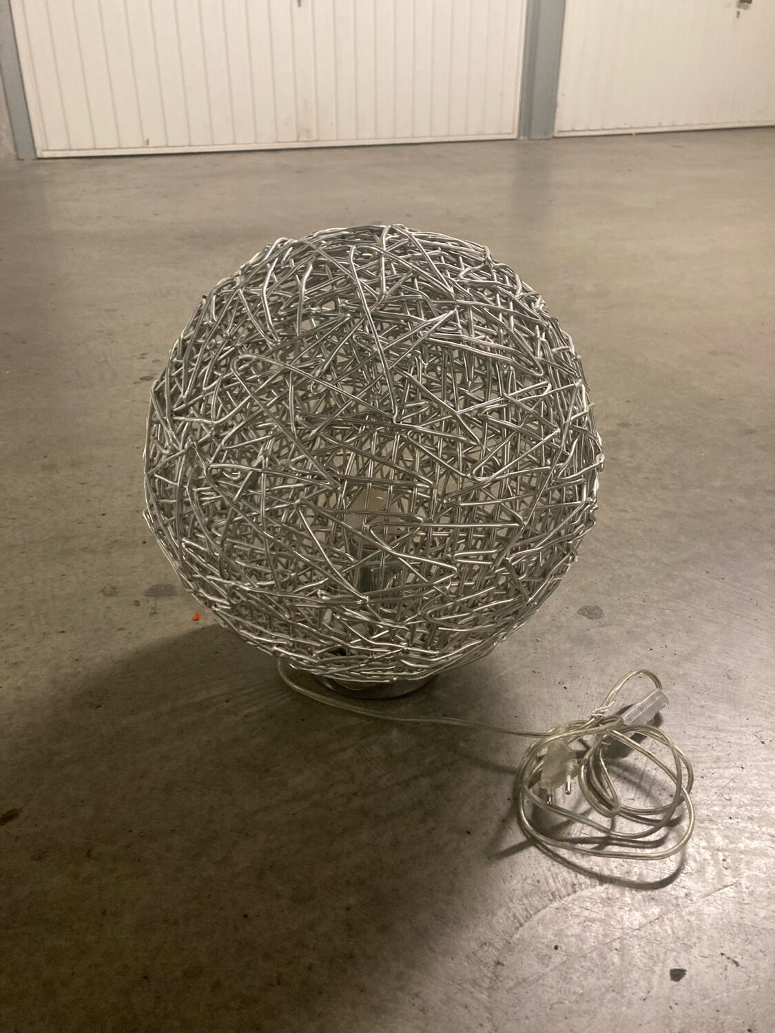 Wireframe spherical lamp