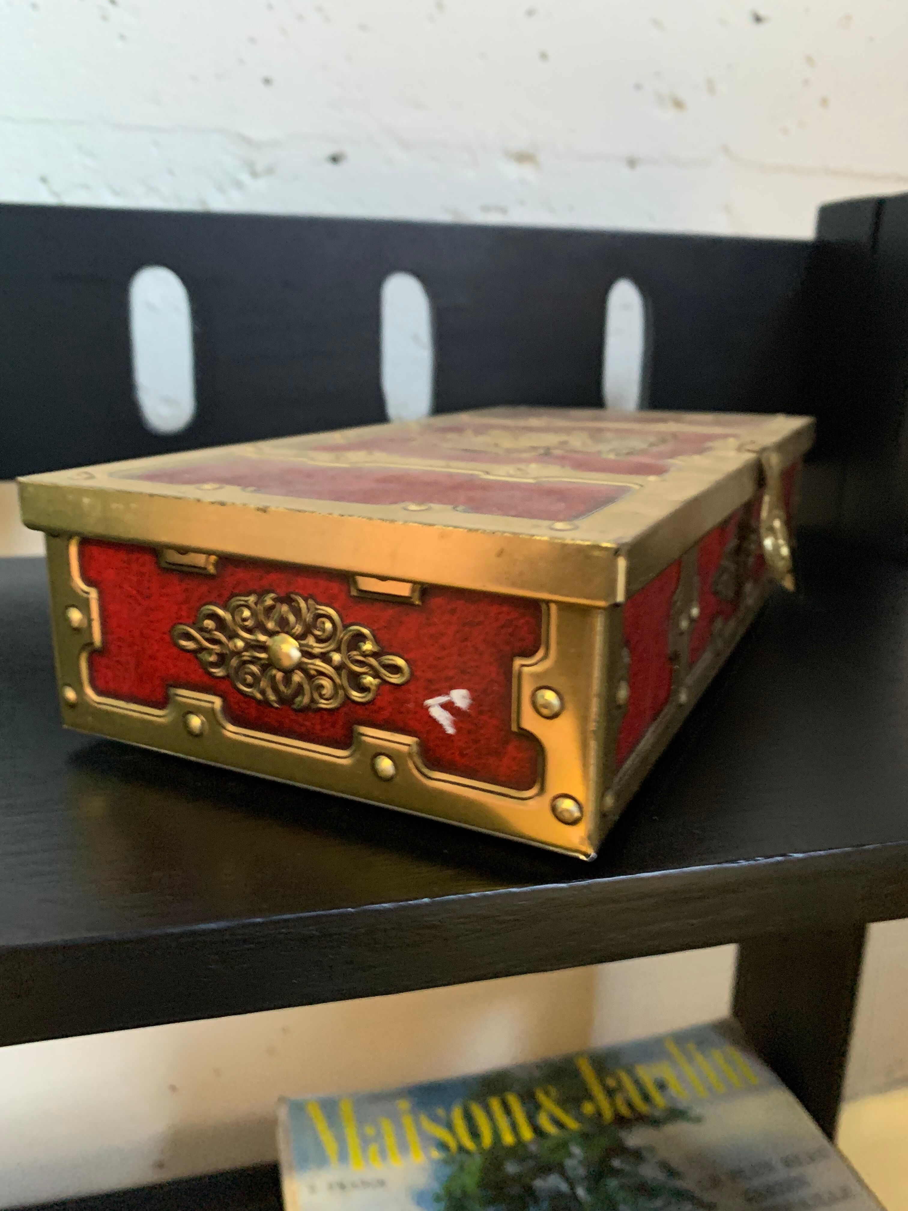 Boîte métal à décor de pirate