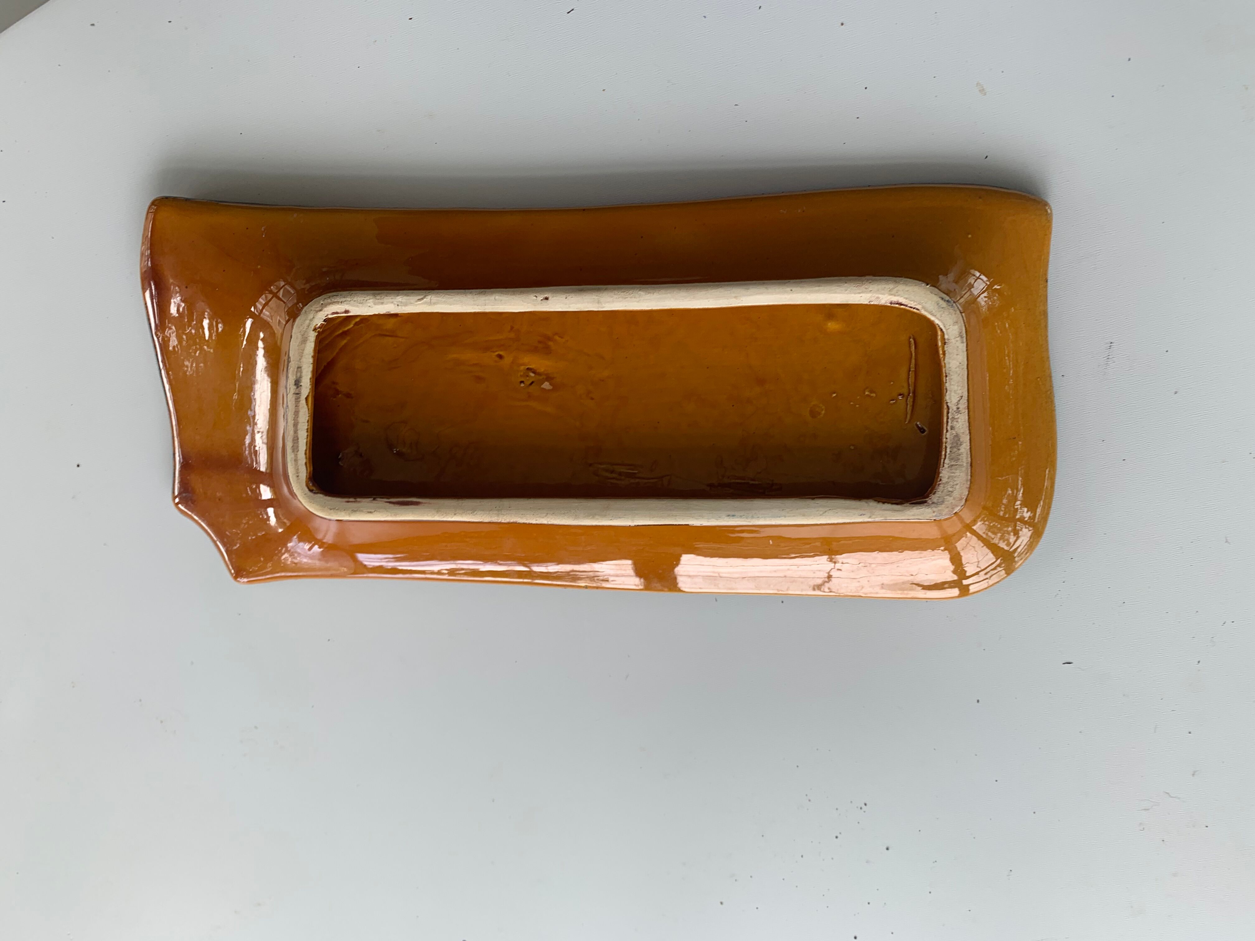 Cake dish in ochre glazed ceramic and vintage orange foliage