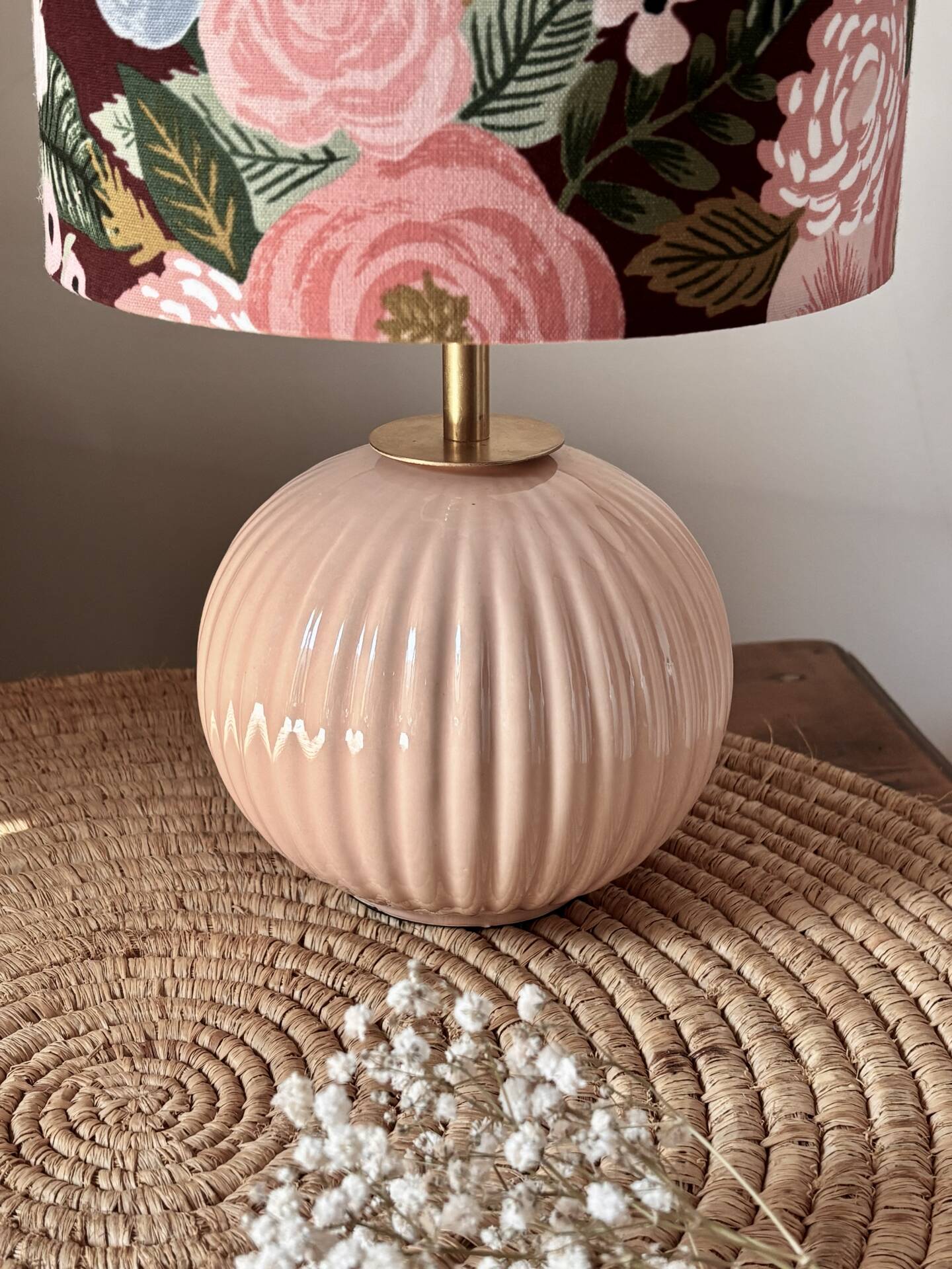Vintage table lamp in powder pink ceramic – floral lampshade made