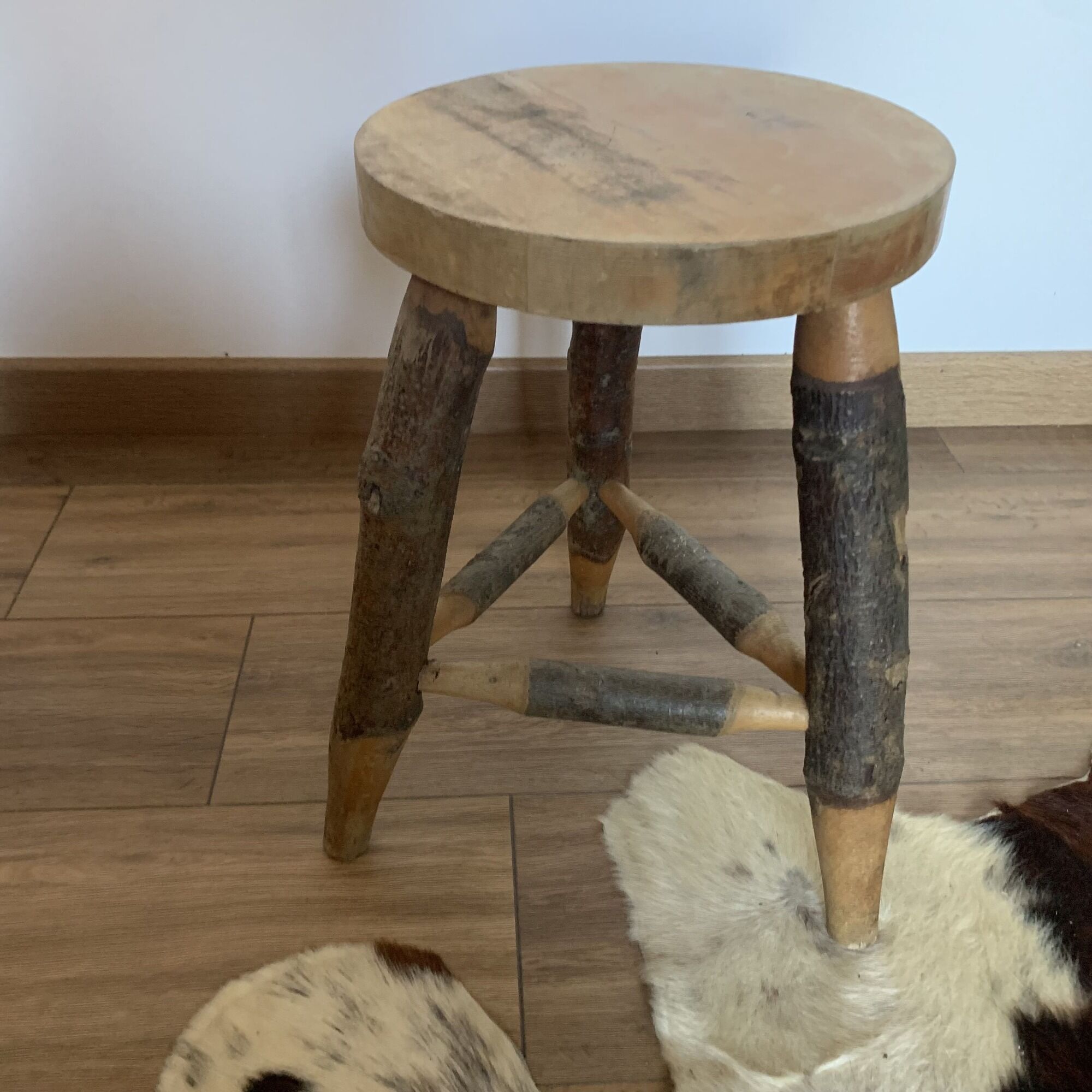 Round stool with pencil legs
