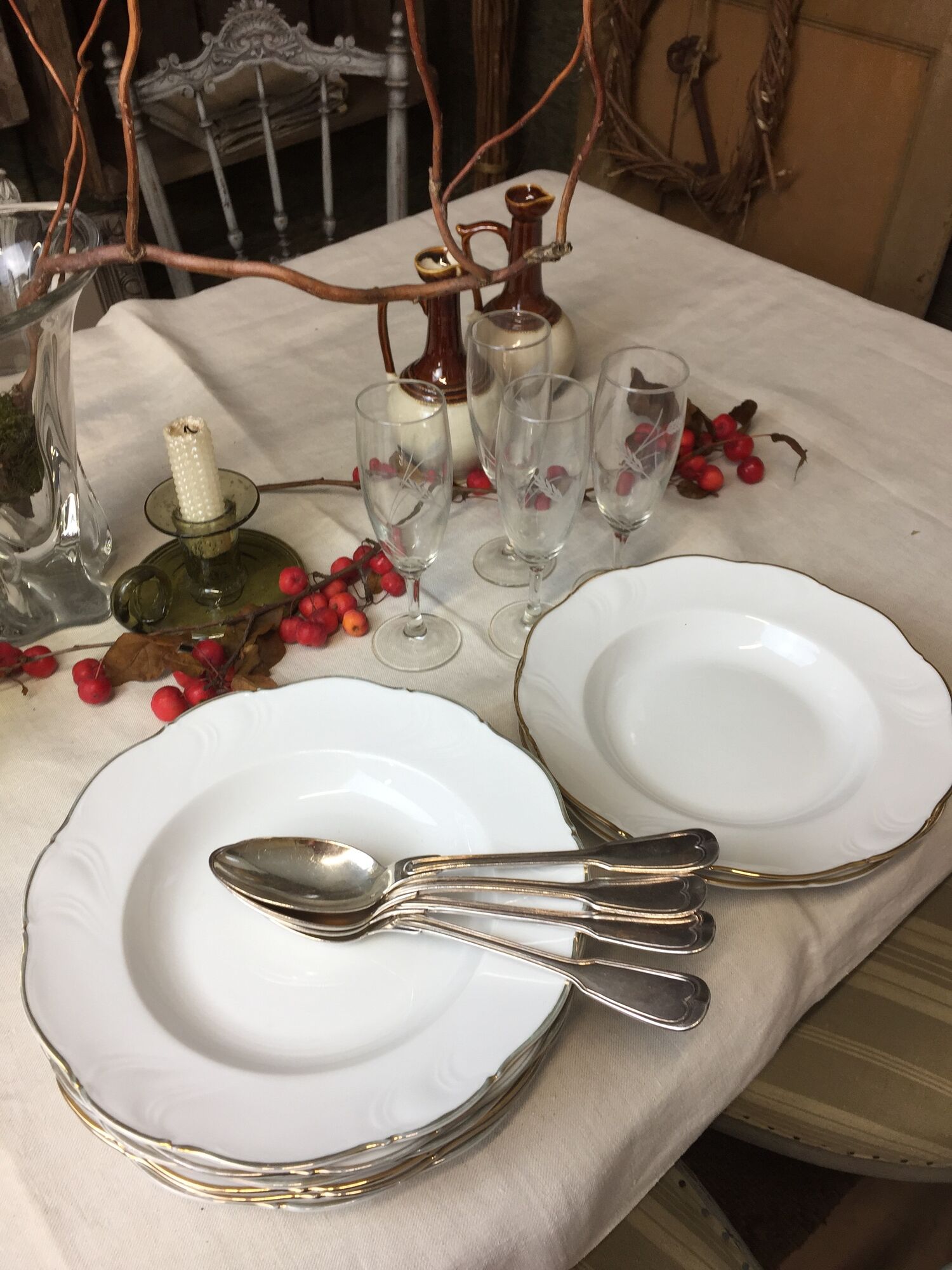 Hollow porcelain plates of pure white and gold