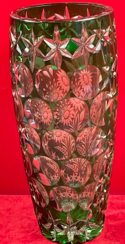 Carved crystal vase of green color - Work of Bruno LEHRER H : 25 cm