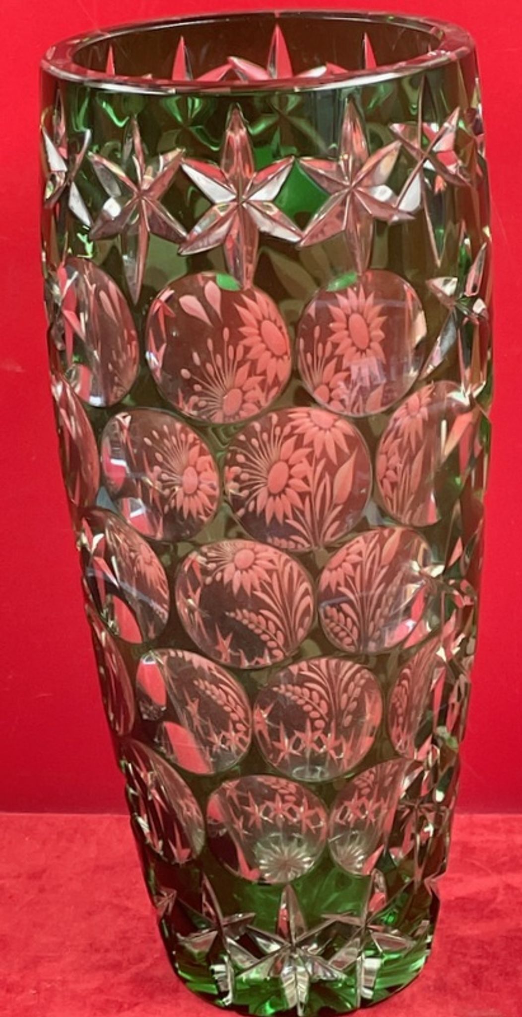 Carved crystal vase of green color - Work of Bruno LEHRER H : 25 cm