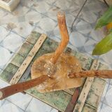 Tabouret de campagne en bois brut et piètement tripode