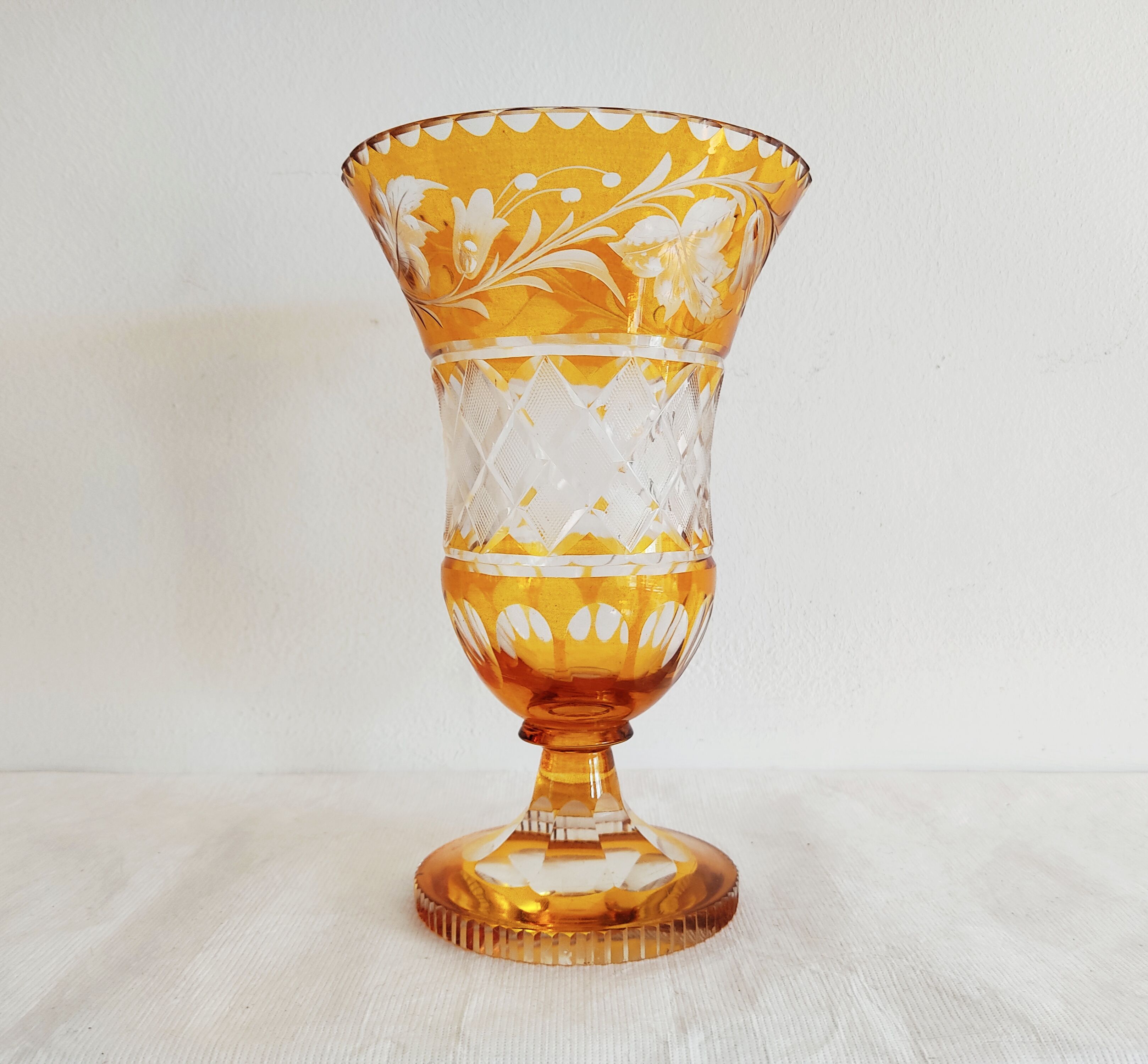 Vase verre doublé jaune fleurs incisées