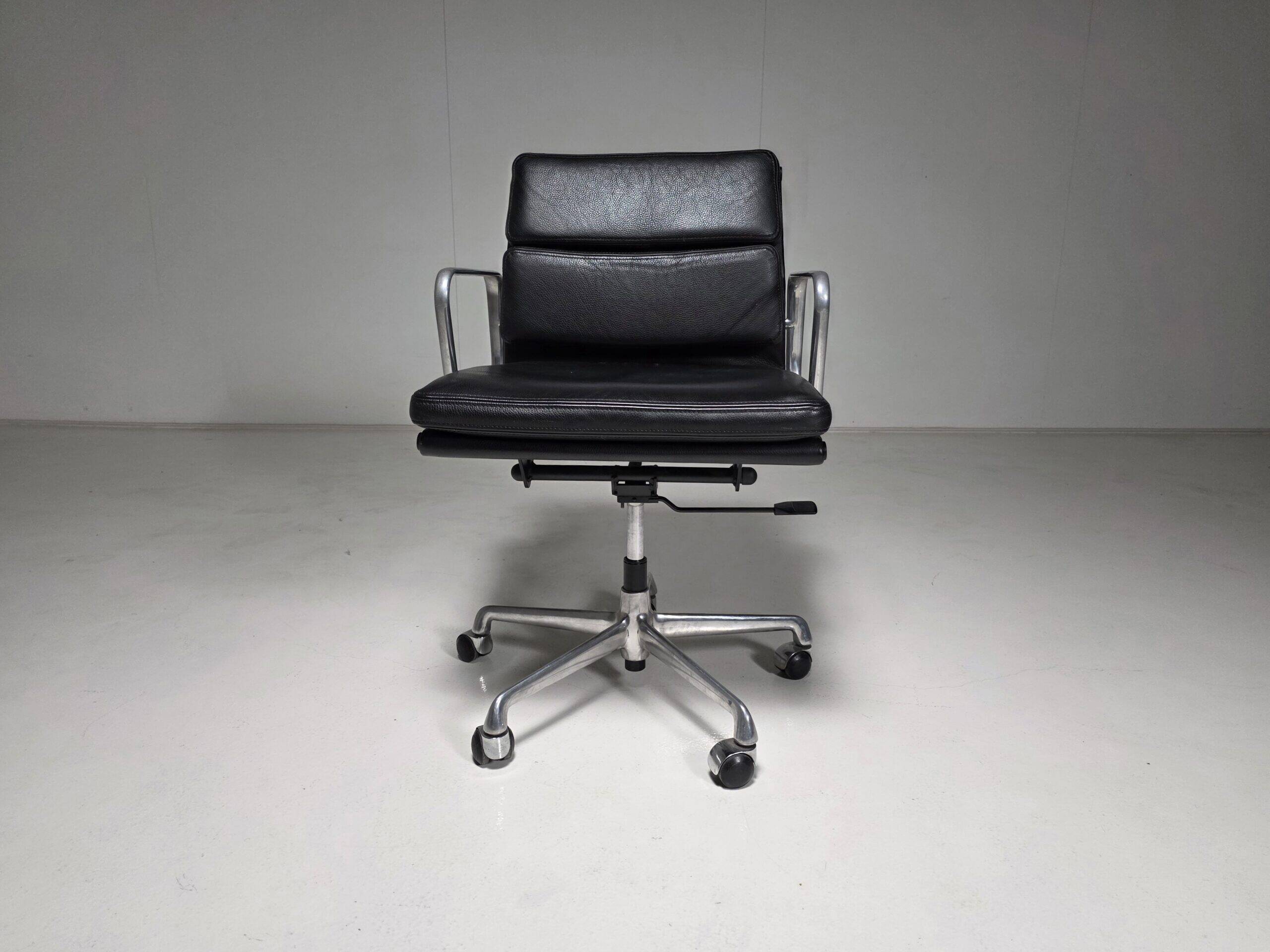 Chaises de bureau EA 217 Soft Pad par Charles et Ray Eames pour ICF, années 1980.