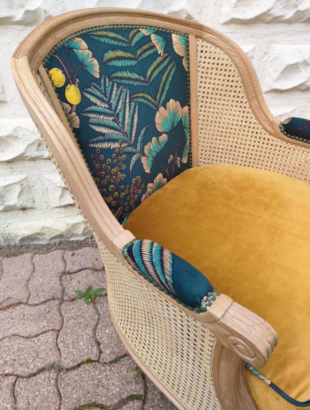 Fauteuil en bois, cannage et velours