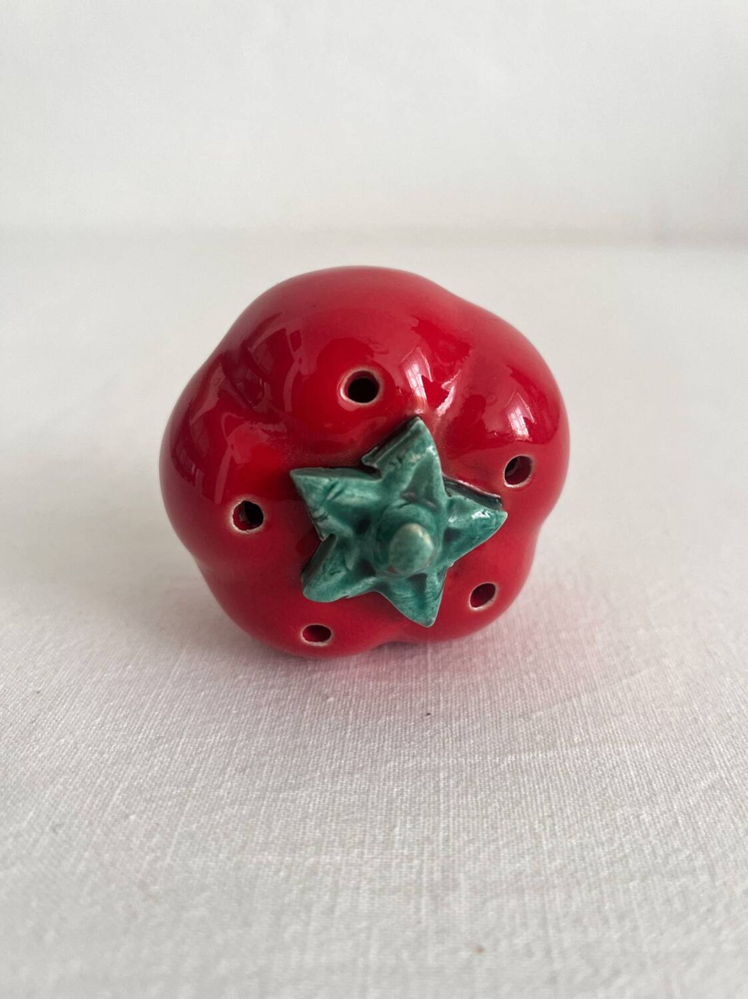 Salière ou poivrier tomate en barbotine vintage
