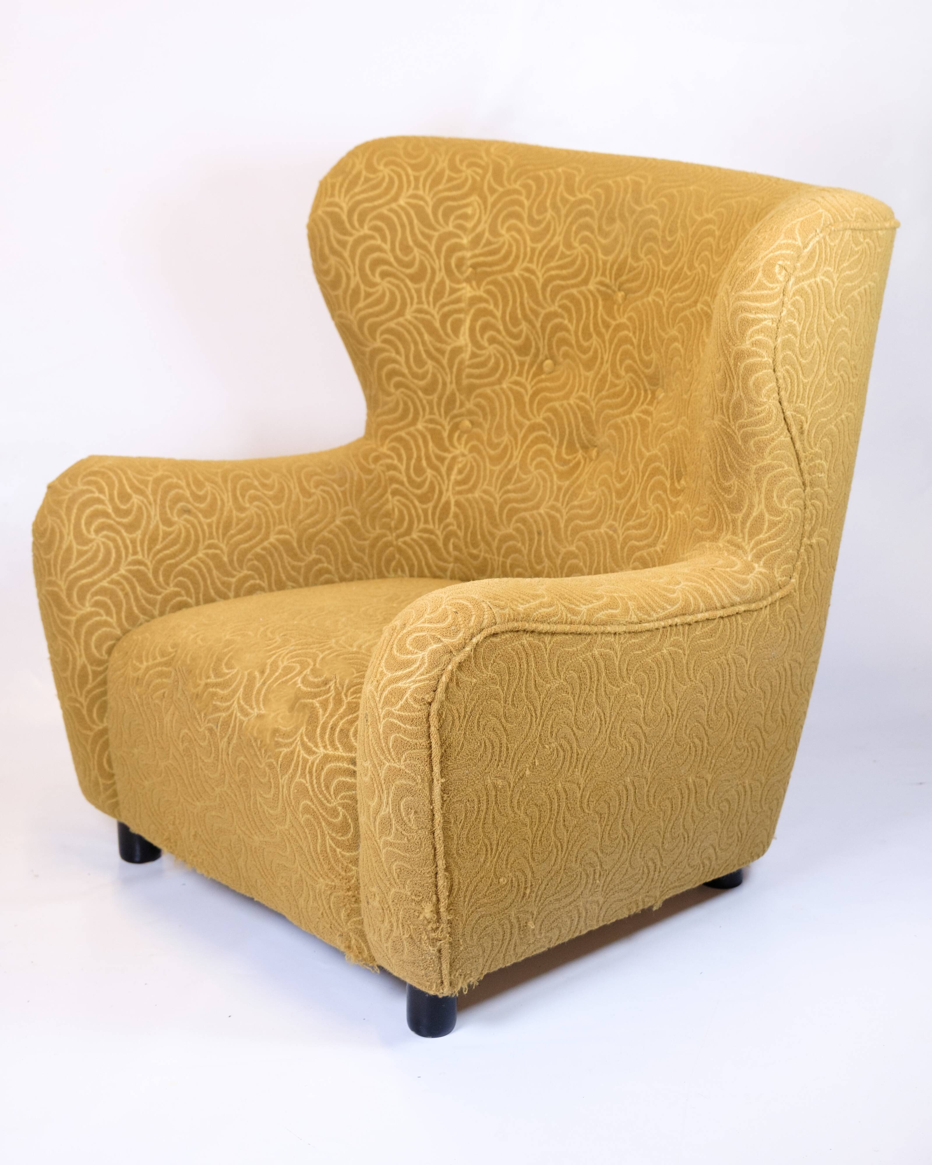 Armchair with ottoman - Over-upholstered - Patterned yellow fabric - Black legs - Danish design - 1940s style