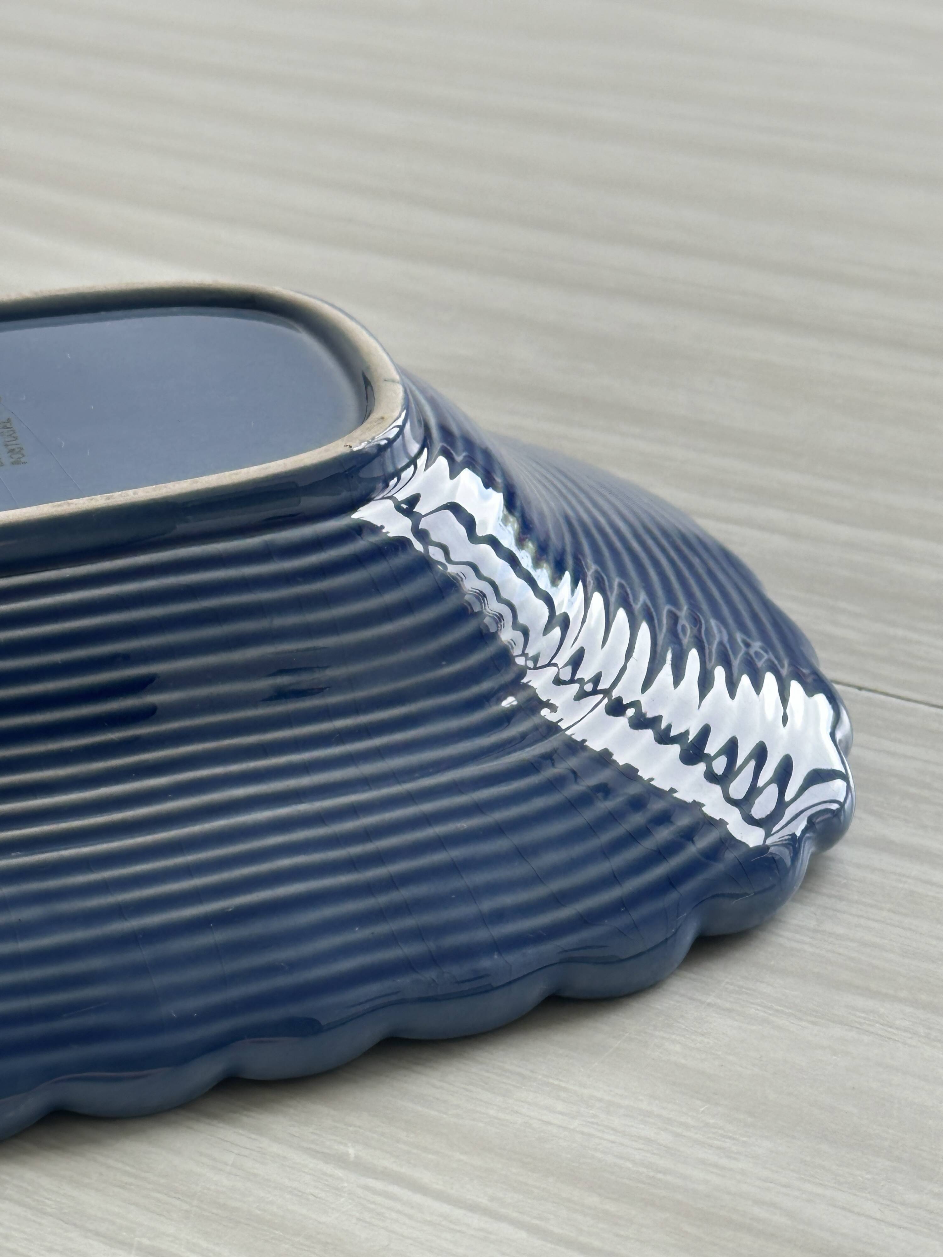 Plat en céramique bleu.