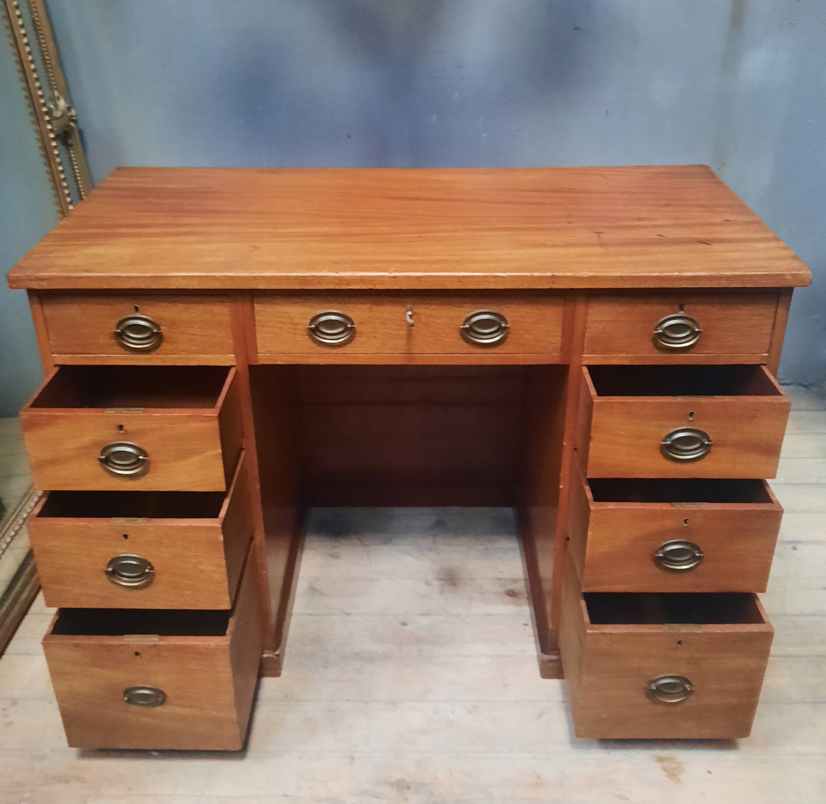 Nineteenth-century chest of drawers in mahogany.