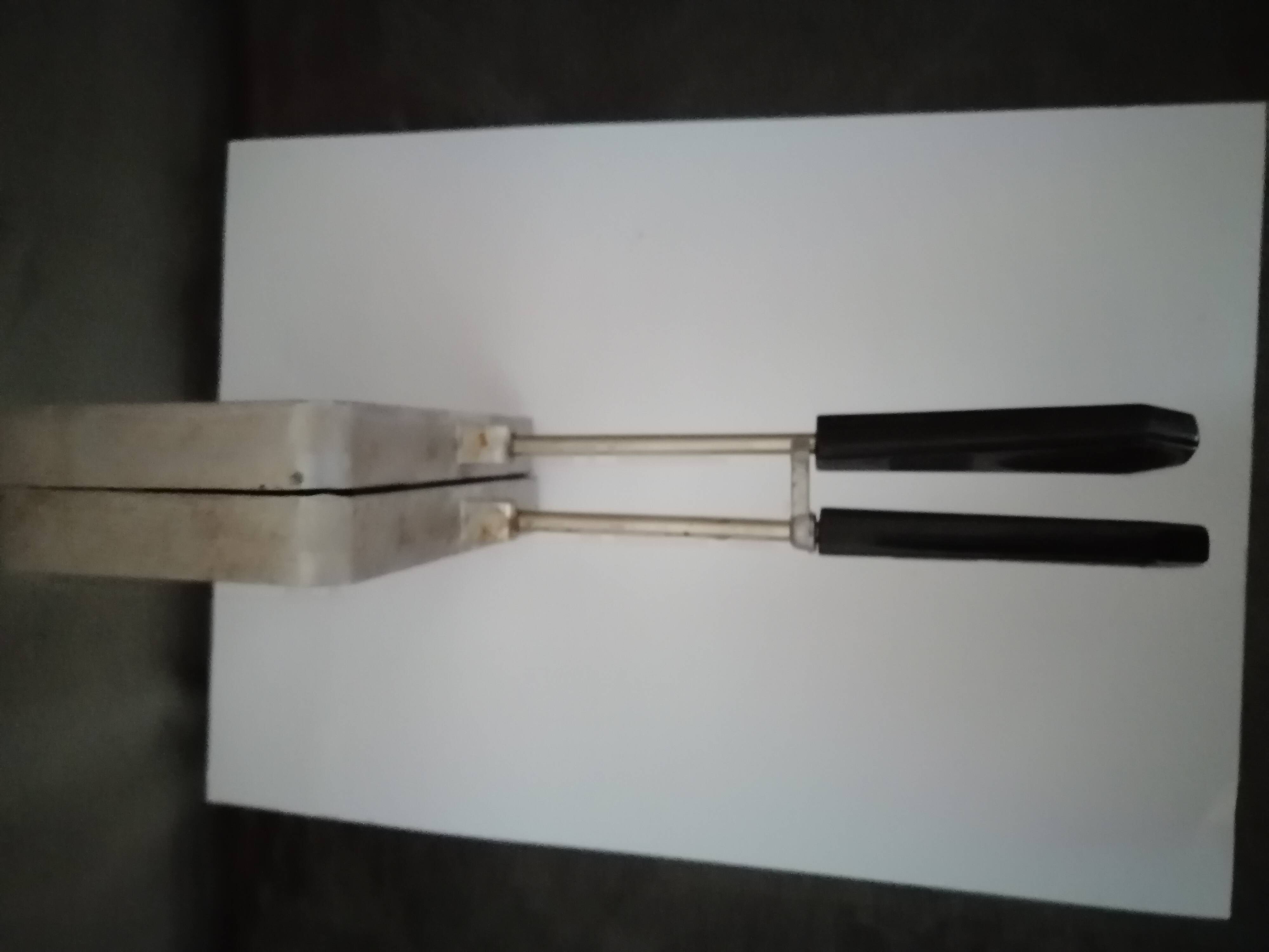 VINTAGE CAST IRON WAFFLE MAKER