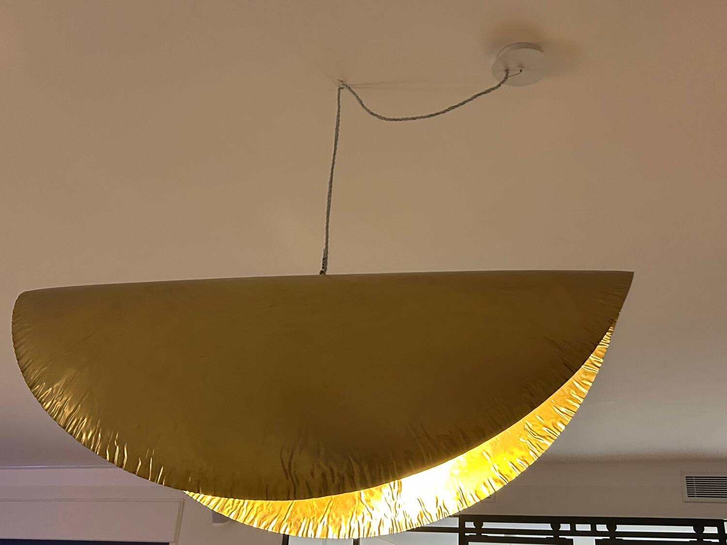 Suspensions design Gervasoni – Modèles Brass 95 & 96 en laiton doré