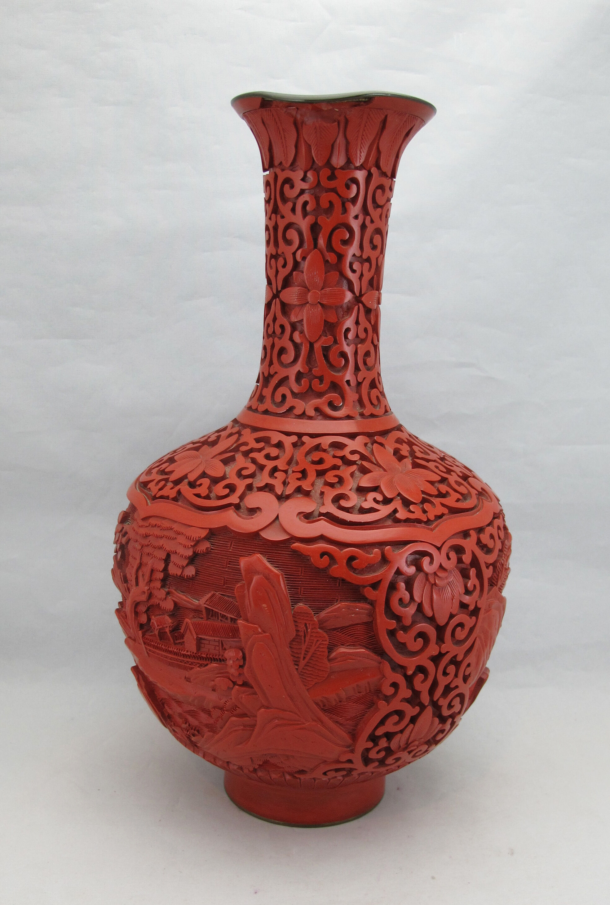 Chinese vase in red lacquer