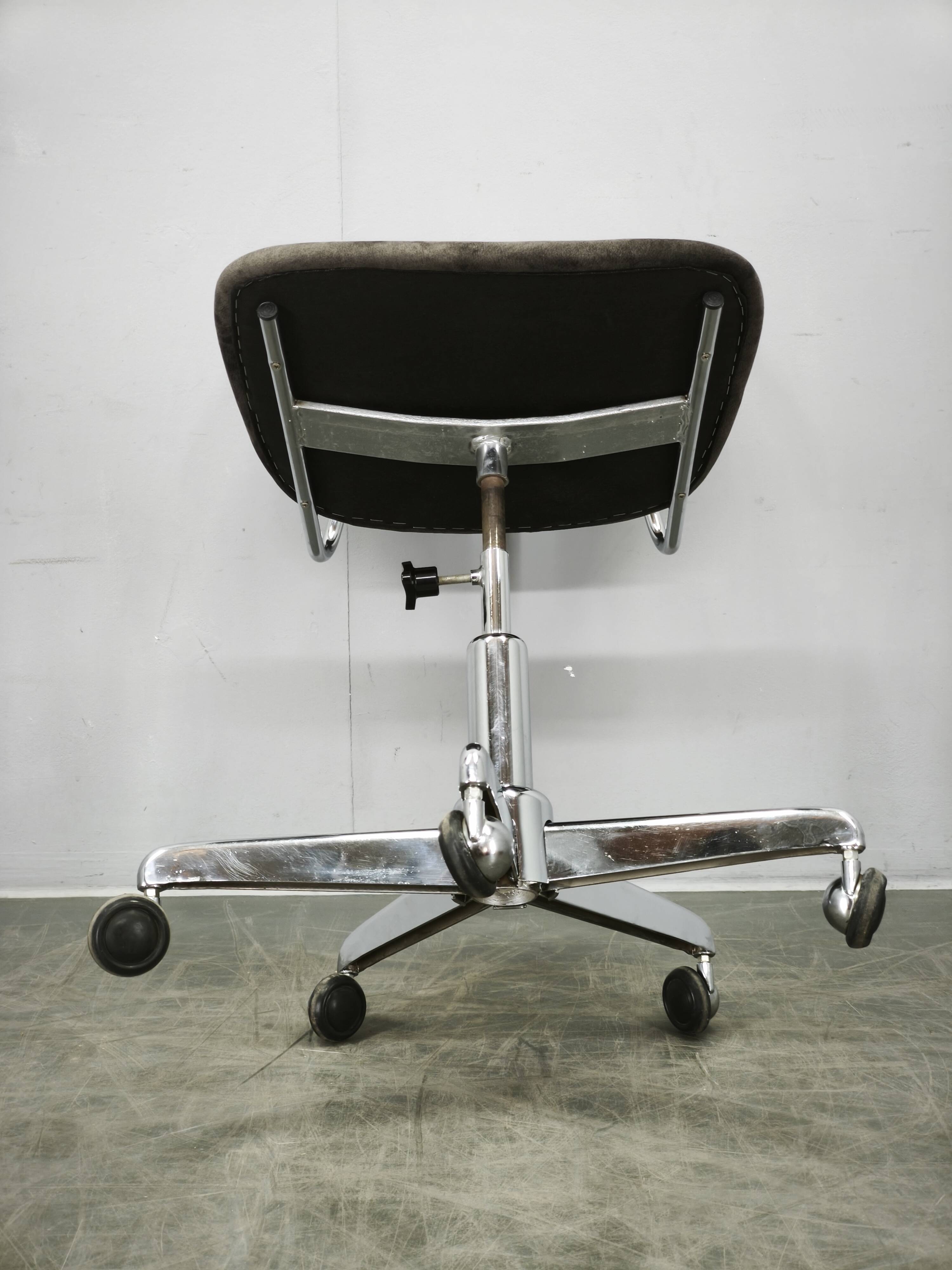Italian Swivel Office Chair with Chrome Base, 1970s