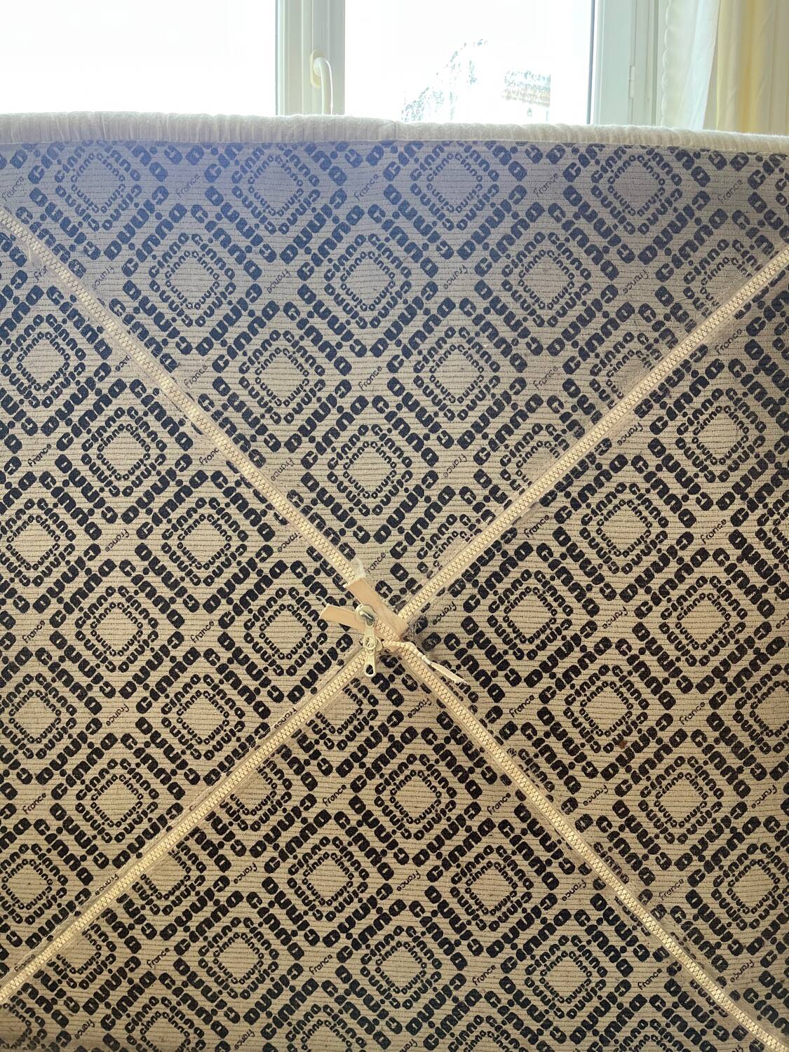 Chauffeuse Plumy Annie Hiéronimus pour Cinna