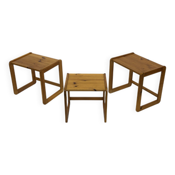 Ensemble vintage de trois tables d'appoint en pin, tables gigognes des années 1970.