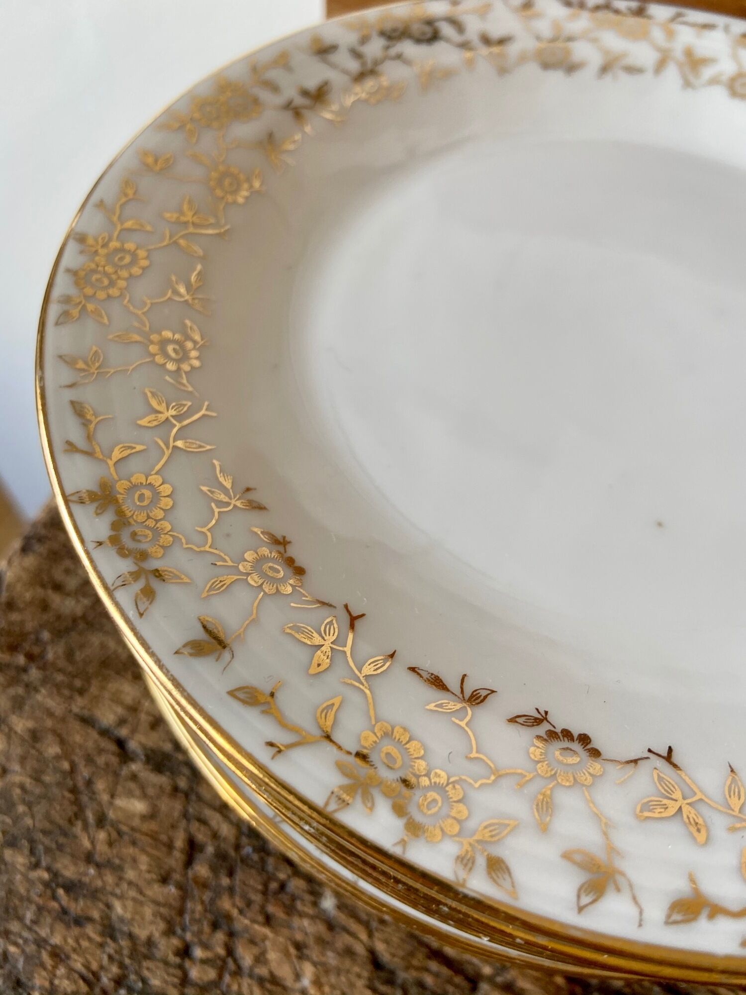 Set of 9 dessert plates in white and gold porcelain