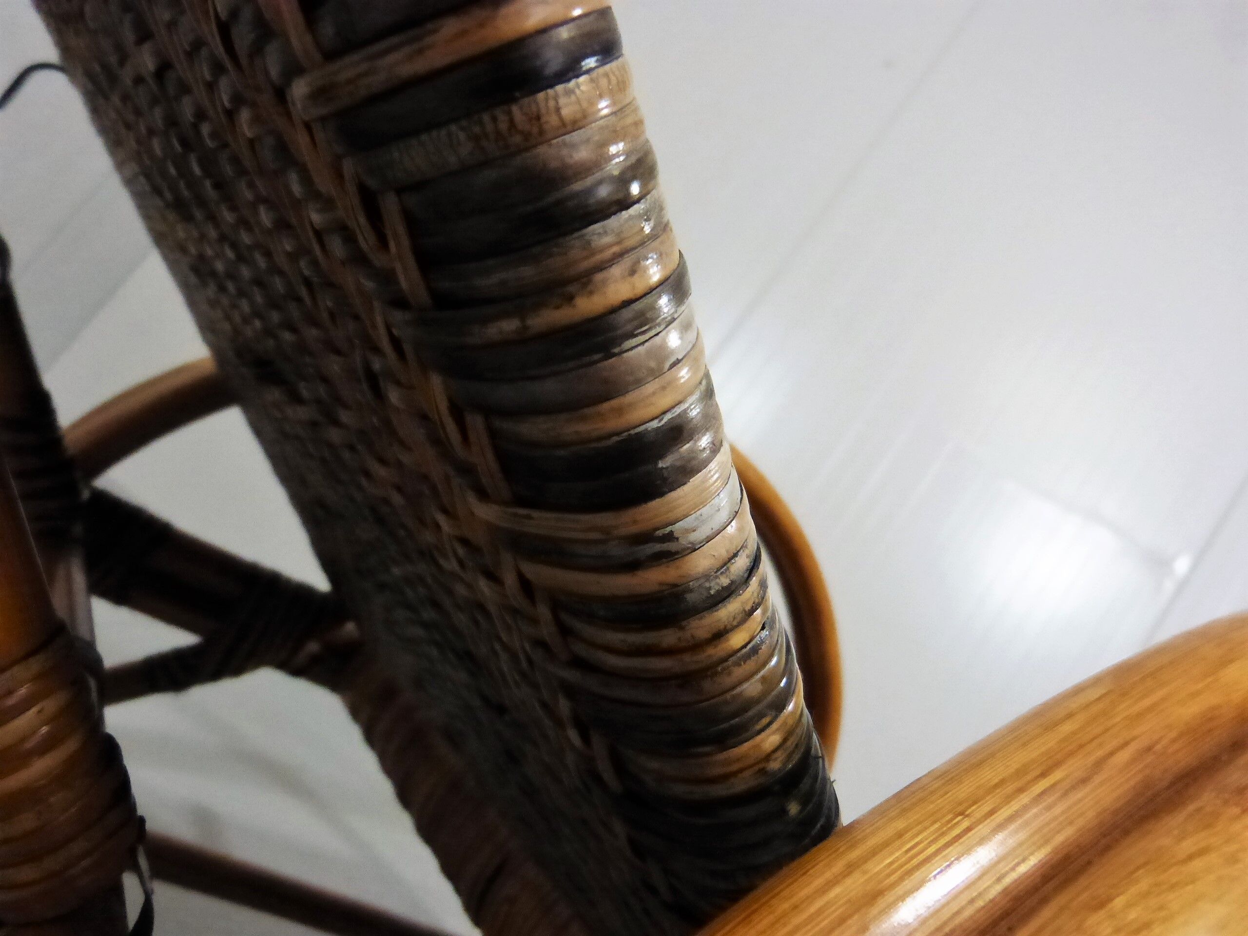 Chaise longue en rotin bicolore du milieu du siècle Années 1960