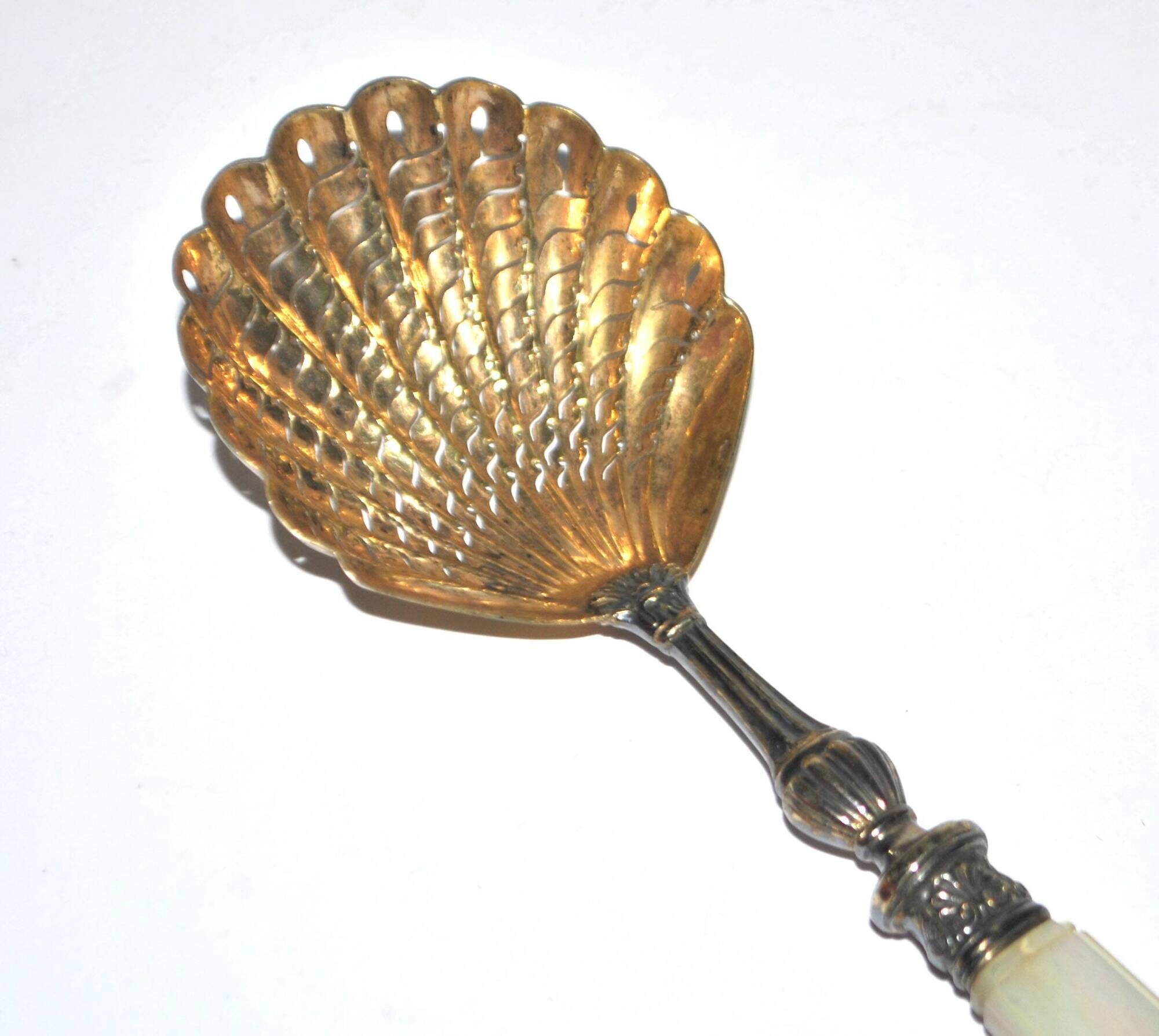 Empire sprinkling spoon in gilded silver vermeil and mother-of-pearl, 19th century.