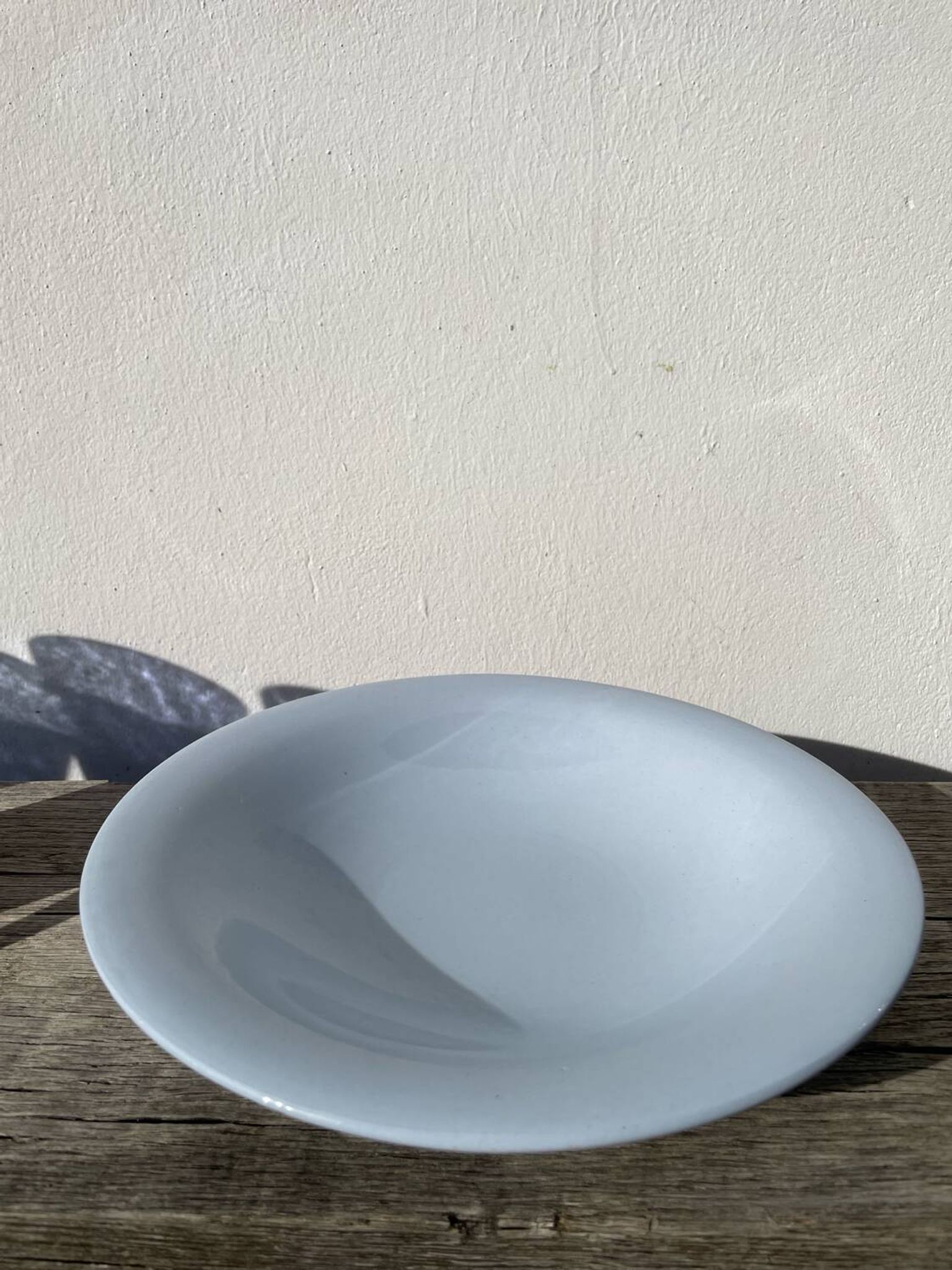 Plat rond, moulin des loups bleu ciel en céramique
