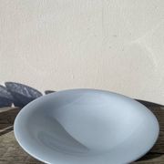 Plat rond, moulin des loups bleu ciel en céramique