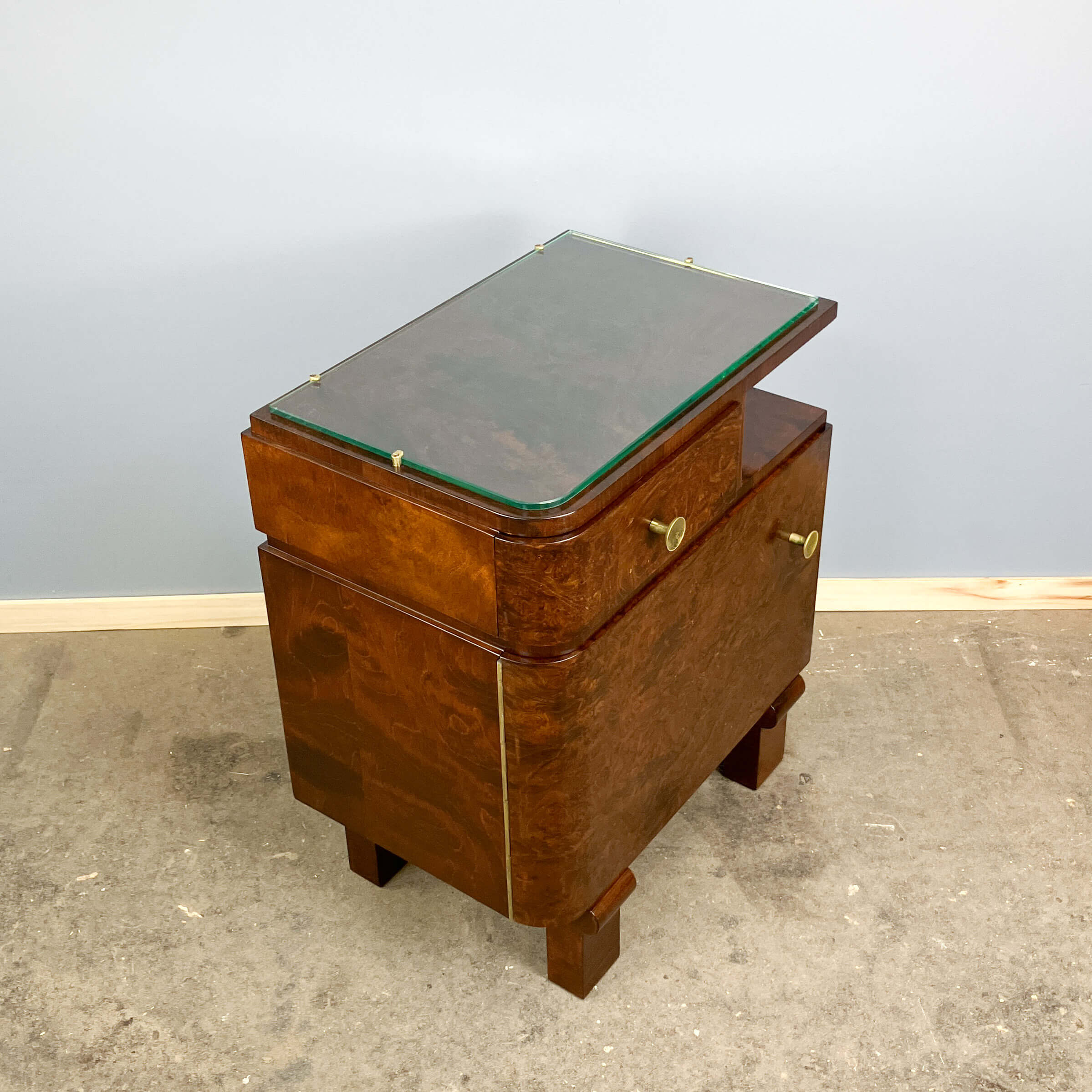 Tables de chevet Art Déco, bois de noyer avec plateaux en verre, années 1930