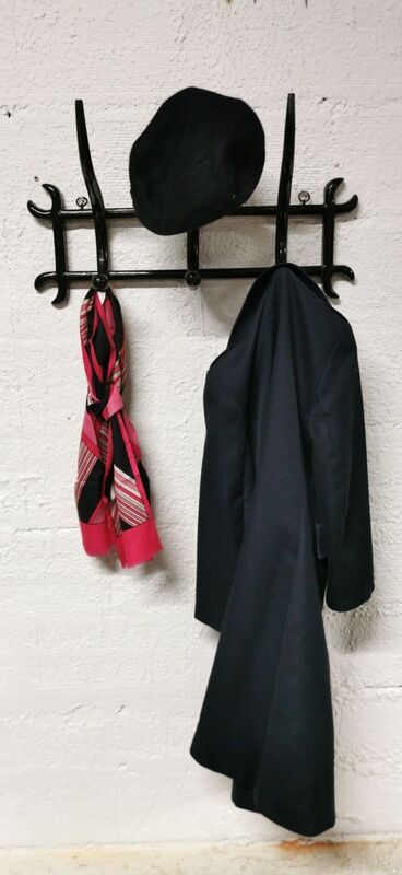 Wall coat rack in curved wood