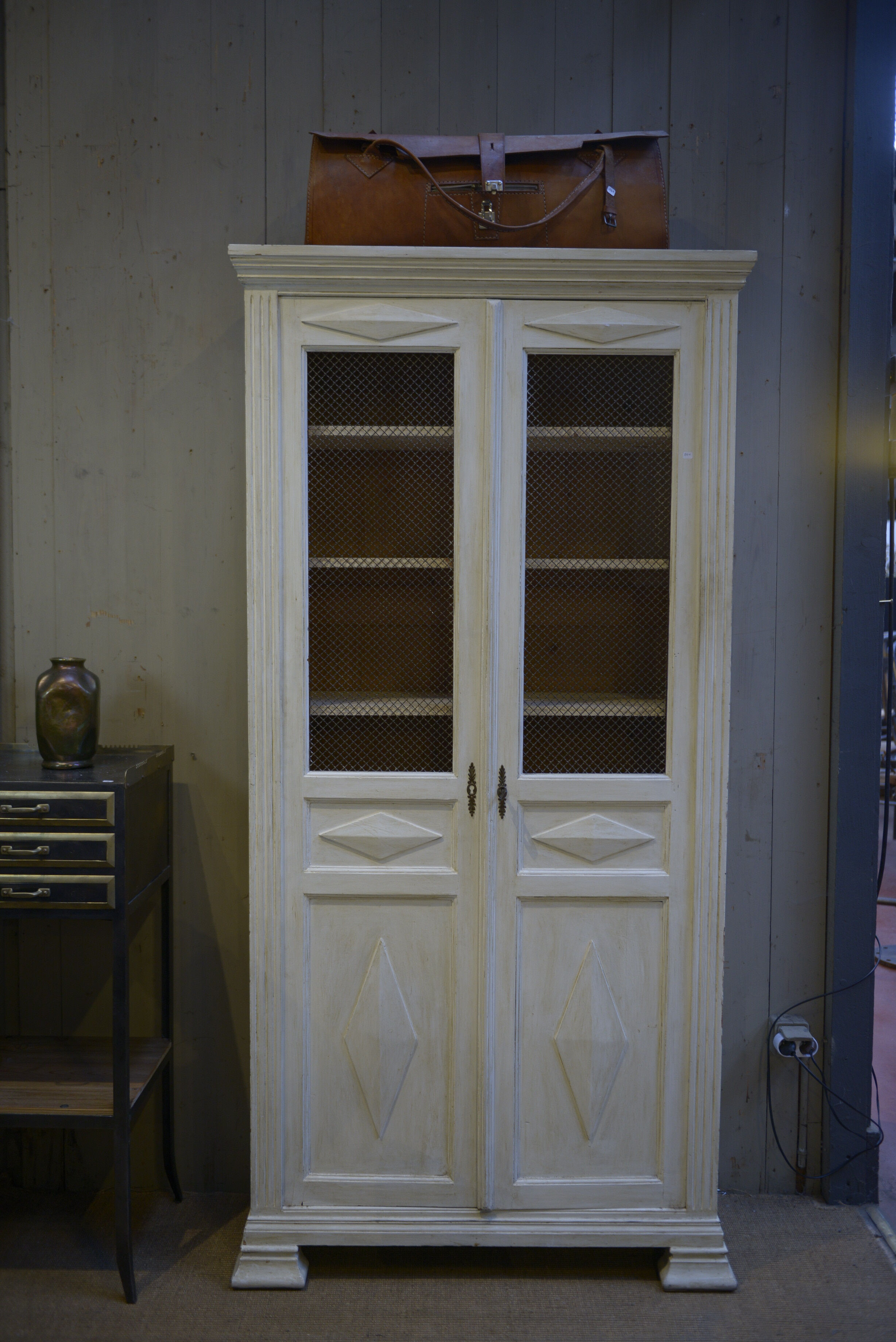 Showcase 2 doors mesh in fir 1930 patinated white