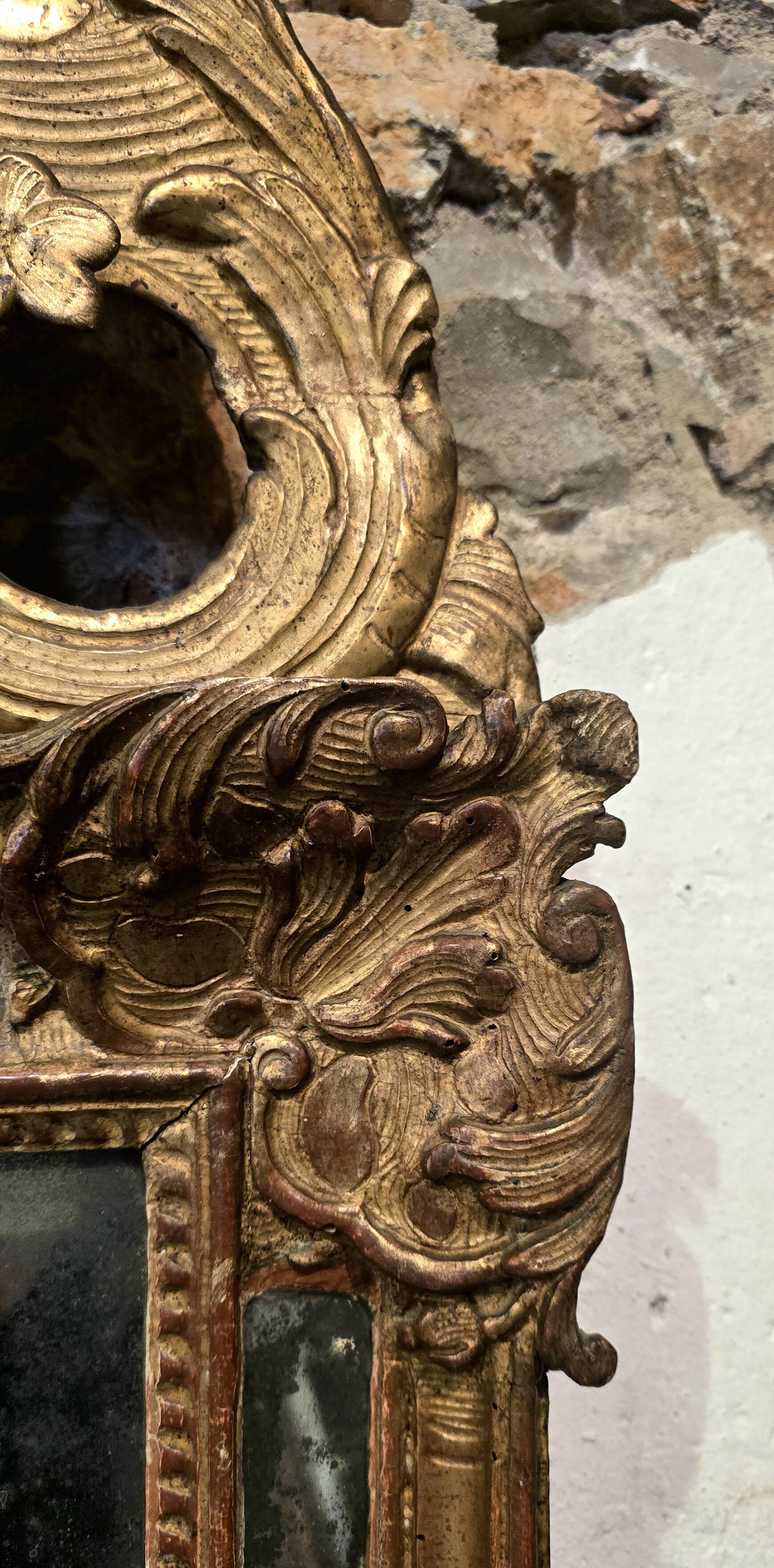 Regency period mirror with a carved and gilded wooden pediment – 18th century