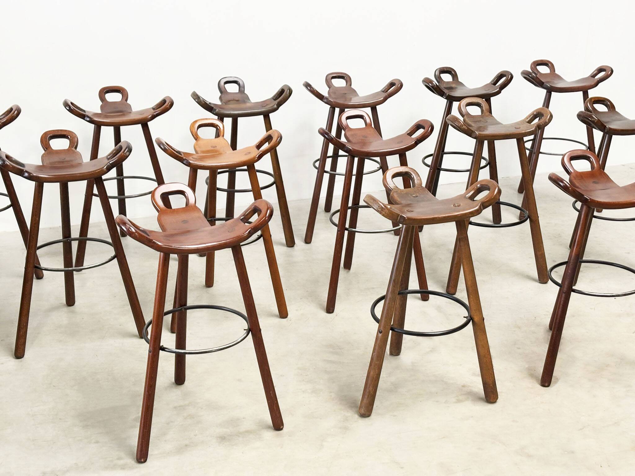 Grand ensemble de tabourets de bar espagnols, vendus à l'unité