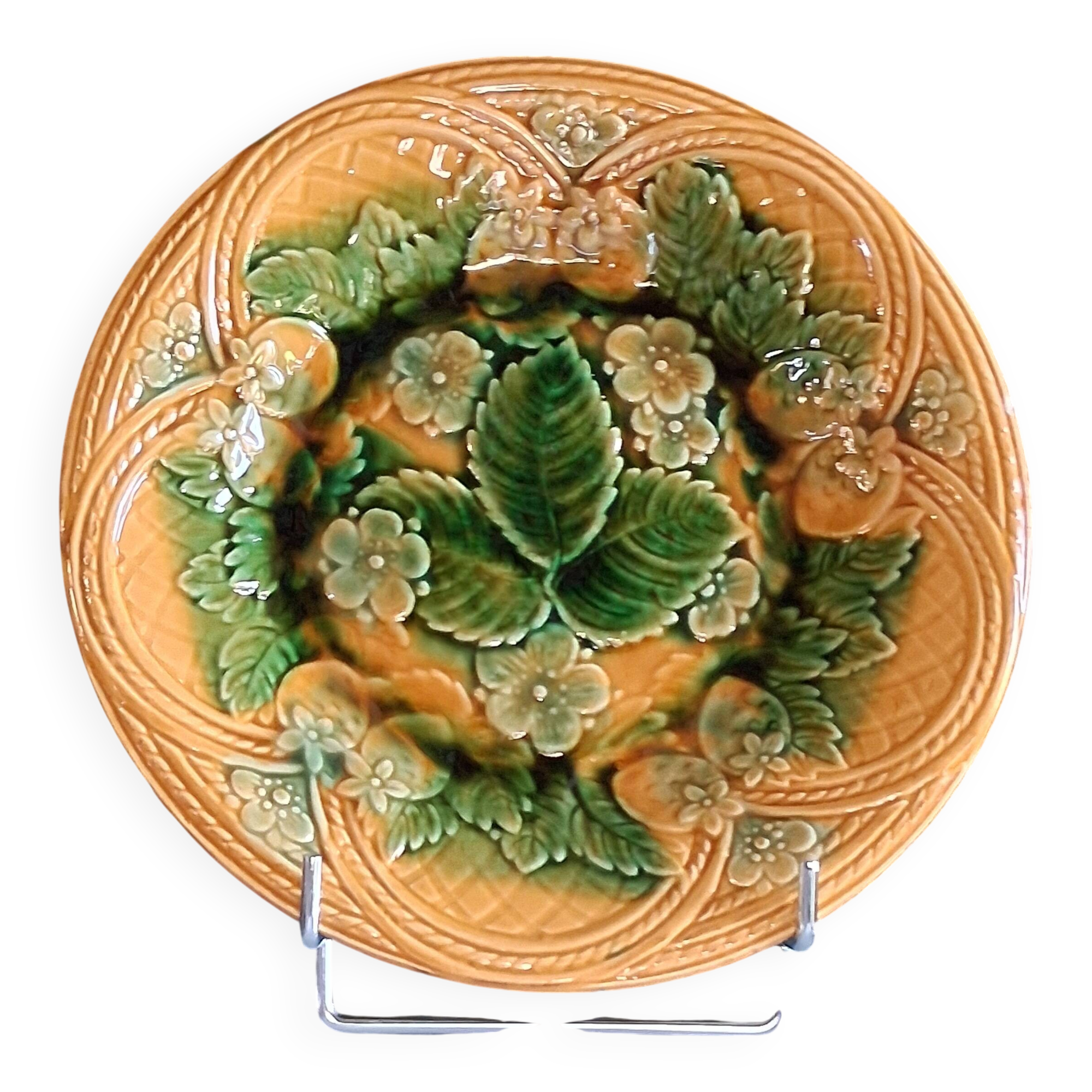 Dish / Plate in earthenware in very good condition