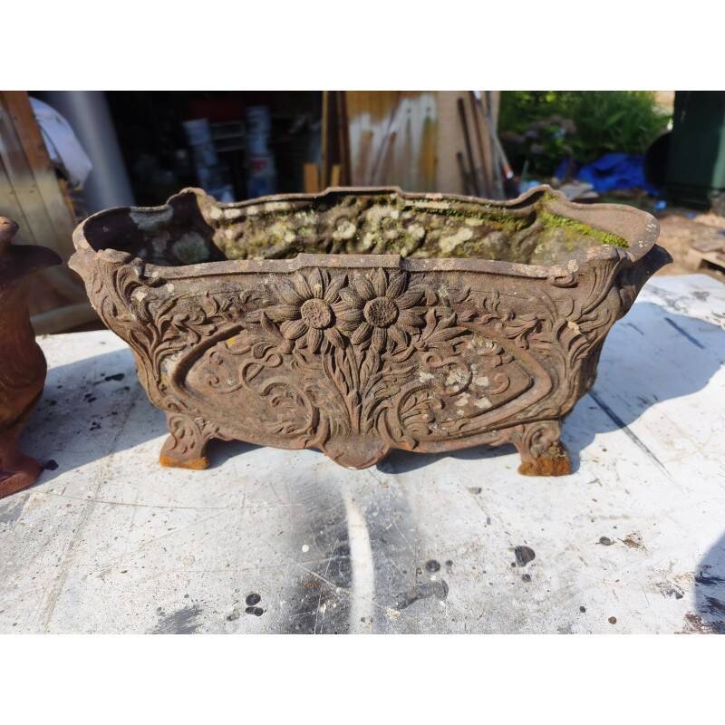 Pair of cast iron planters from 1900 by the Charleville-Mézières establishments.