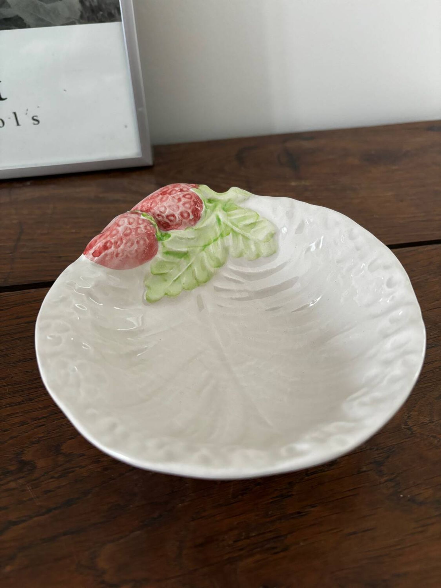 Vintage hollow dish and its 6 strawberry slip bowls