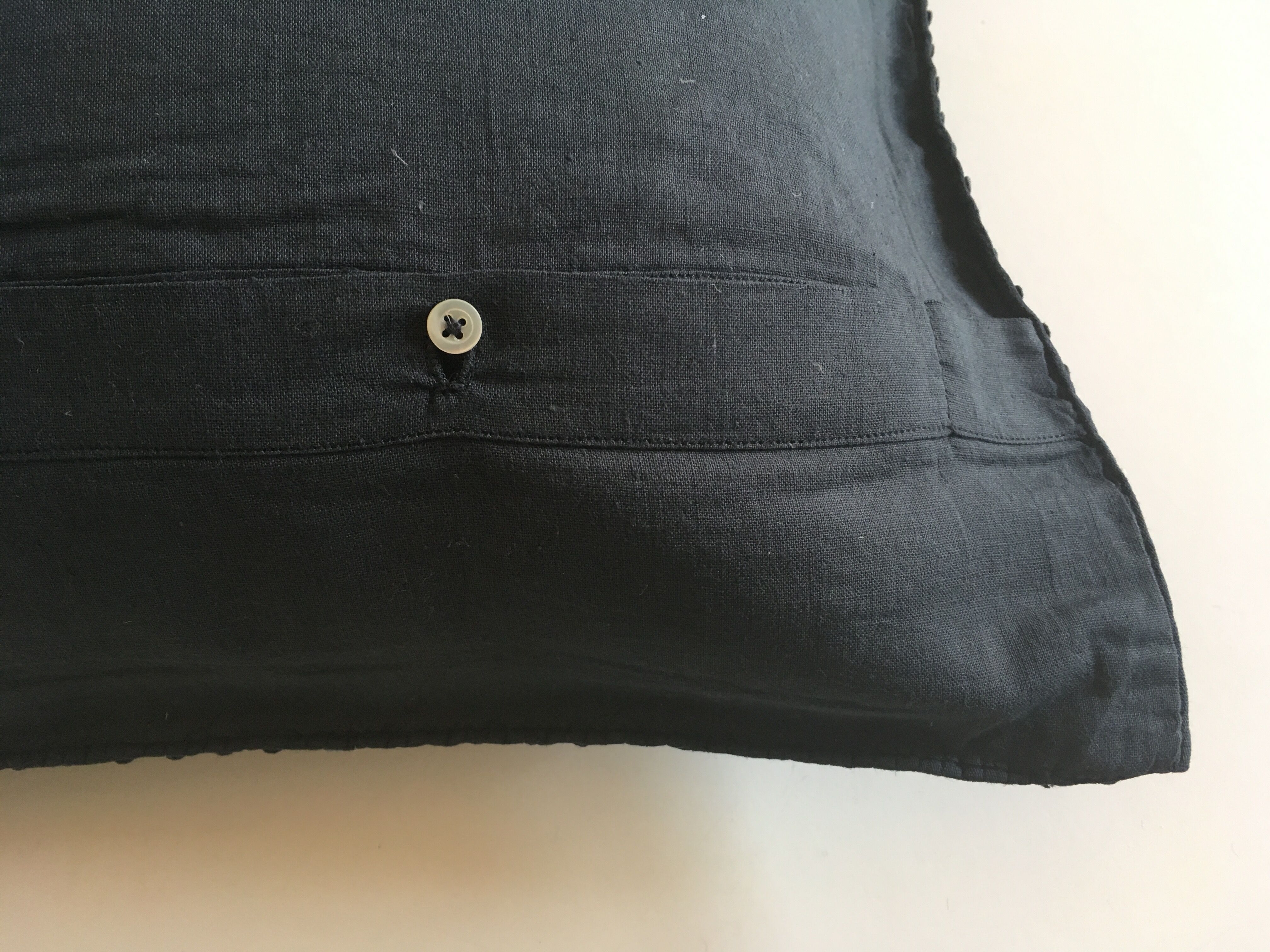 Housse de coussin 60s en piqué de coton bordée de croquet