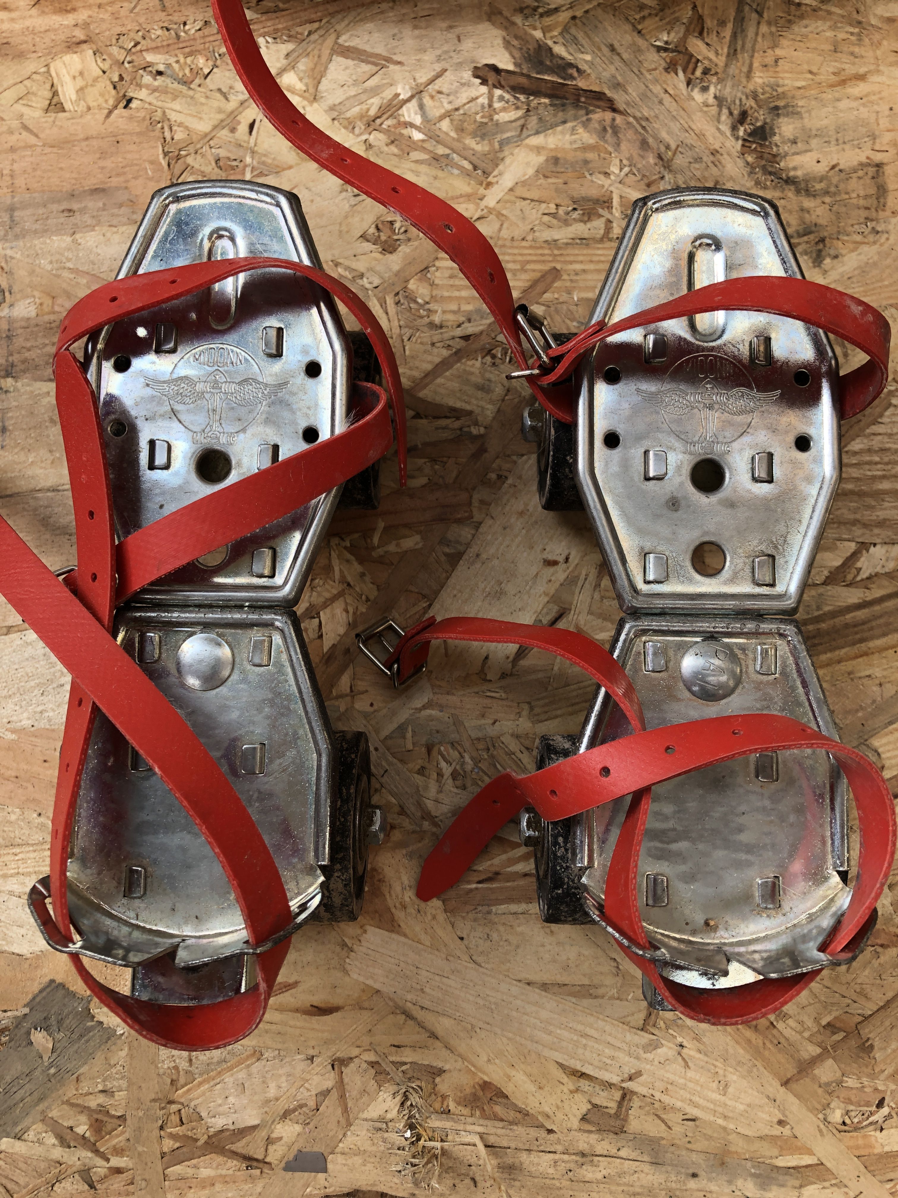 Old pair of roller skates midonn metal