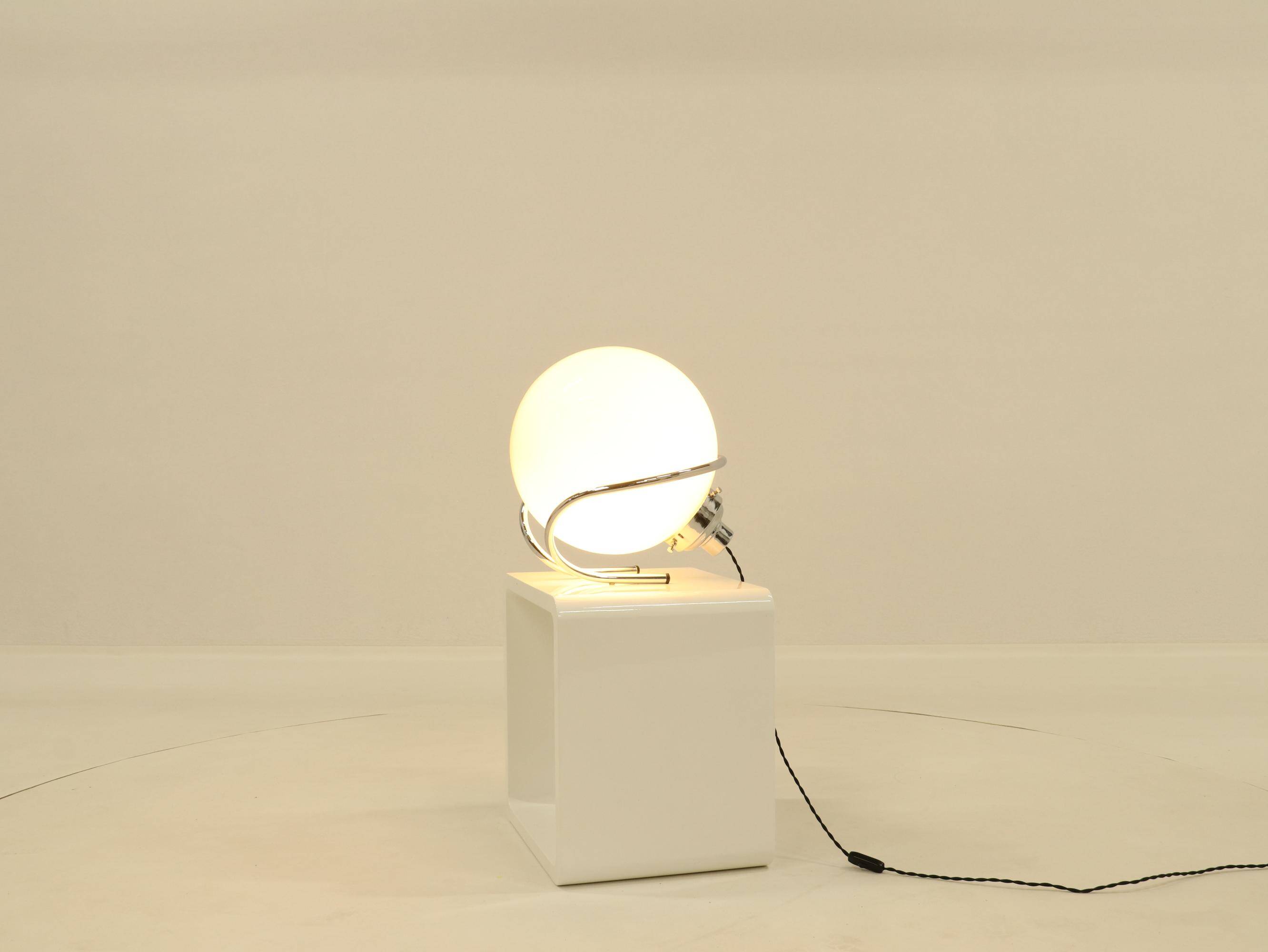 Lampe de table globe en chrome et verre blanc, Italie, années 1970