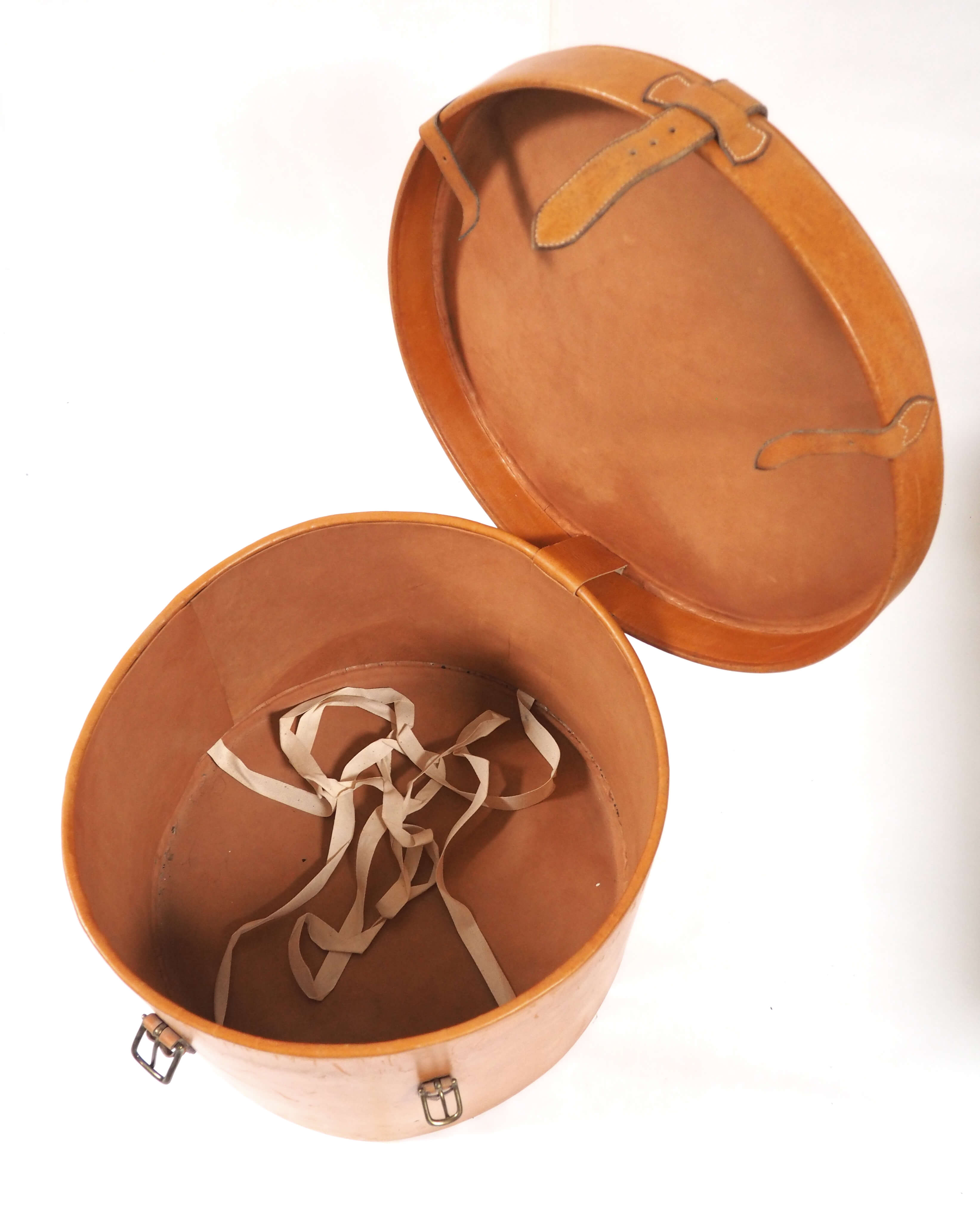 Leather hat trunk