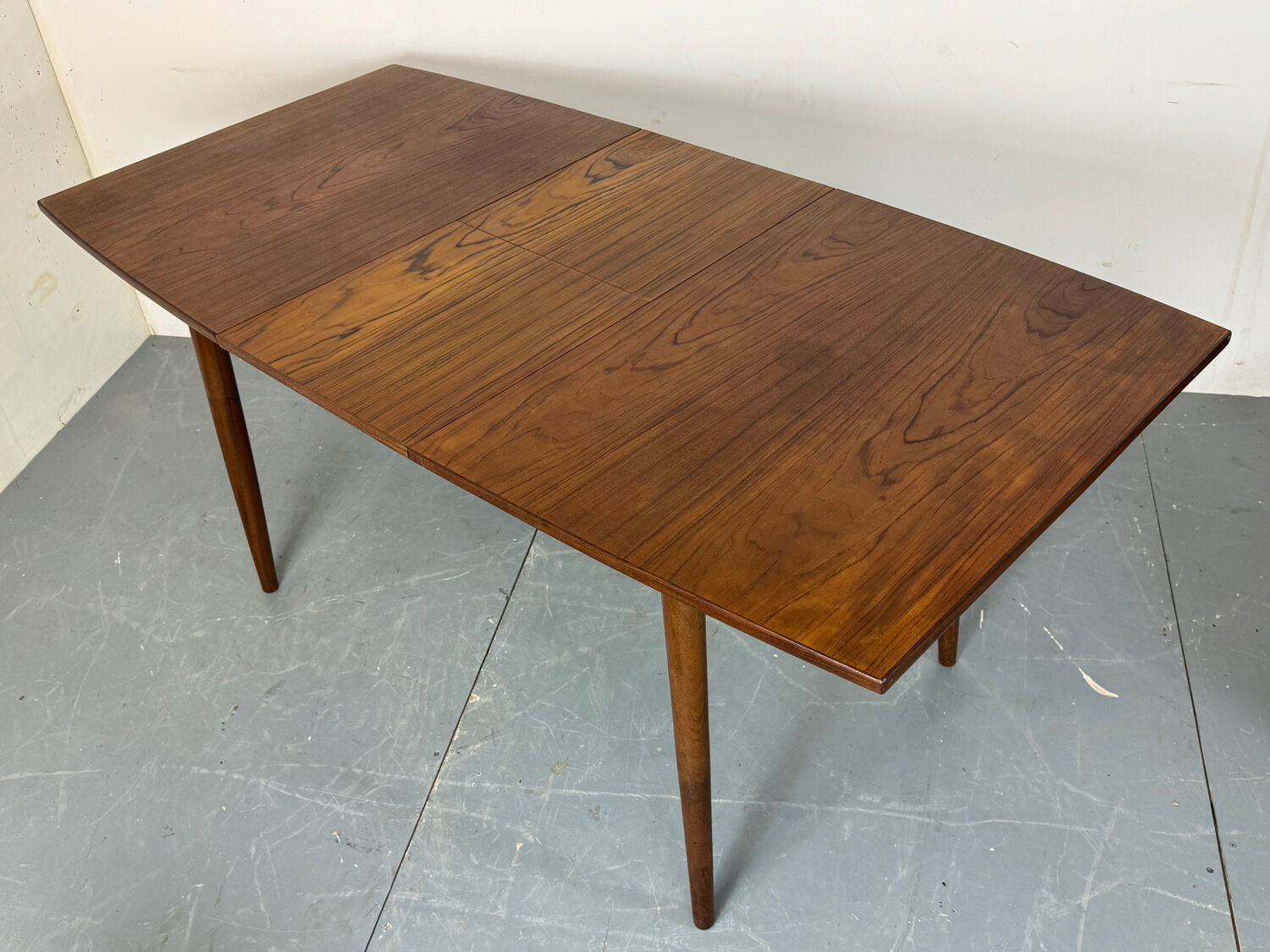Table de salle à manger extensible en teck, style danois vintage des années 1950.