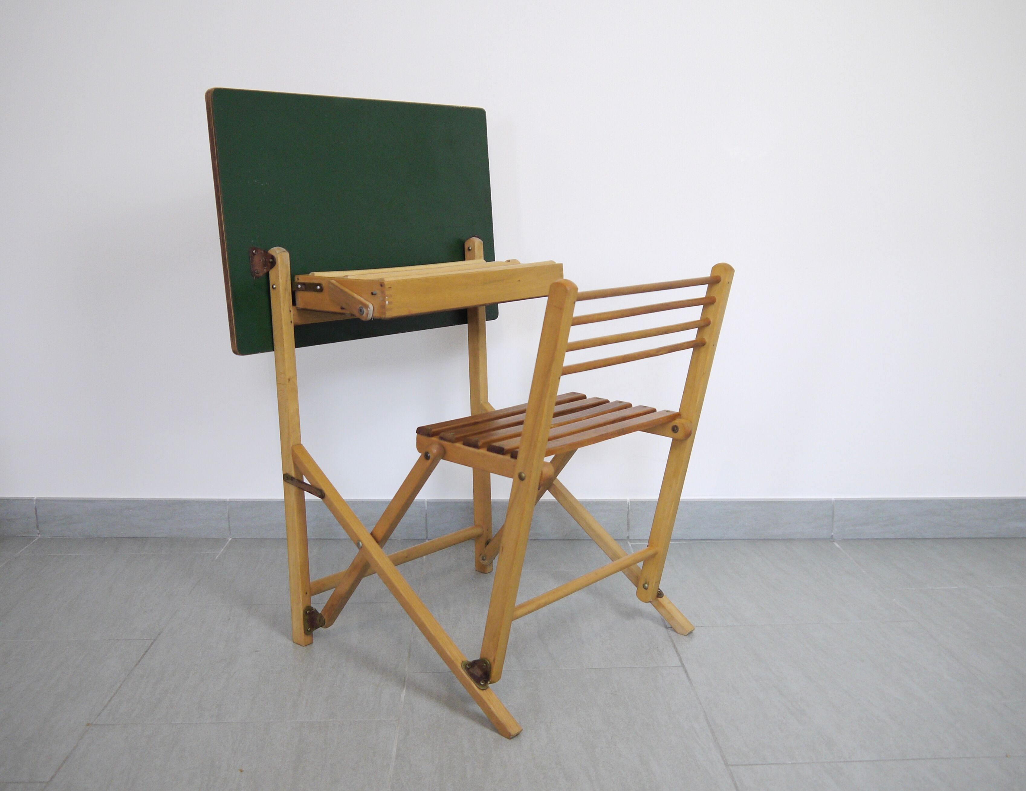 Child office folding with locker and Blackboard