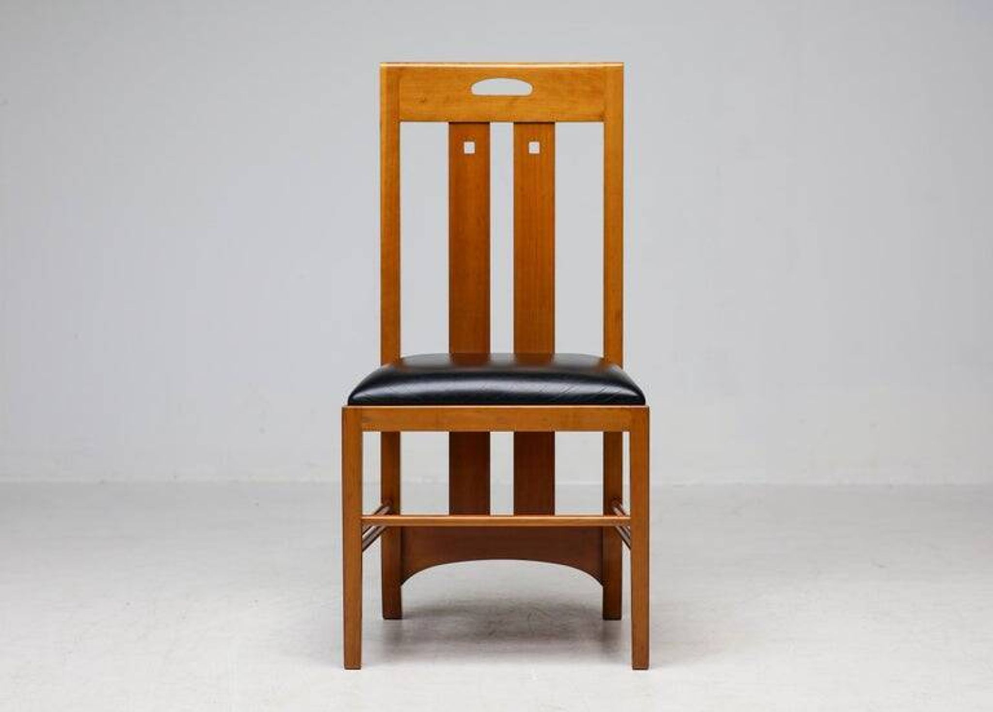 Table Frank Lloyd Wright ‘608 Taliesin’ + four Mackintosh chairs “309 Ingram”