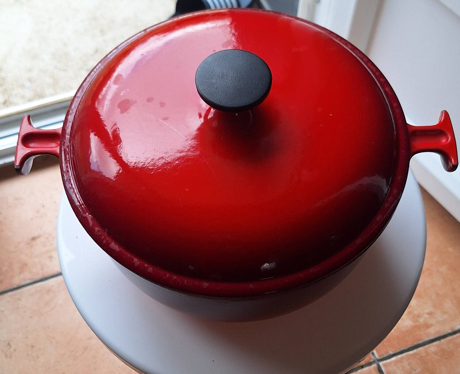 LeCreuset Enzo Mari orange red enamelled cast iron round casserole dish 23 cm perfect condition