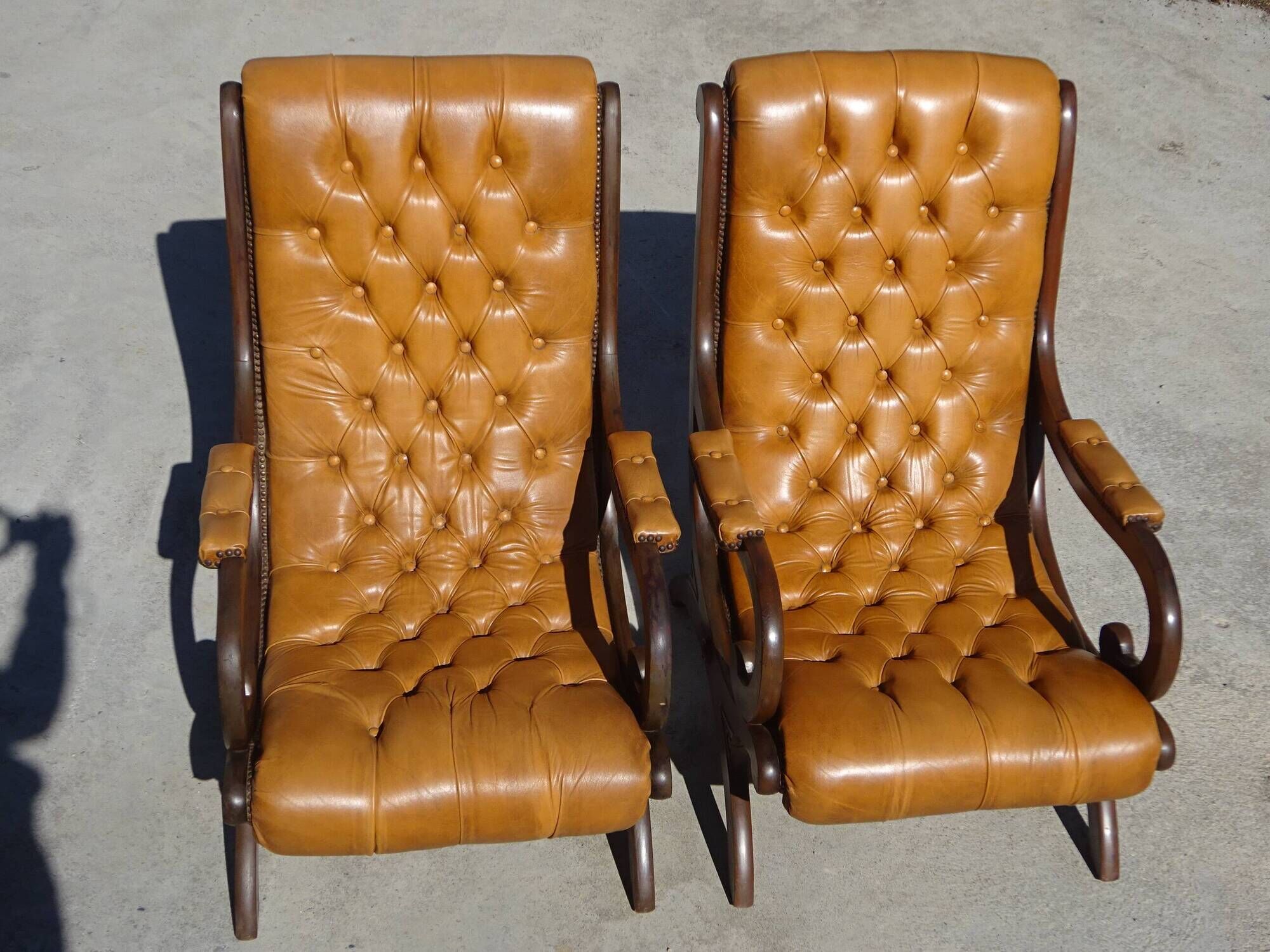Fauteuils en bois et cuir capitonné, les 2
