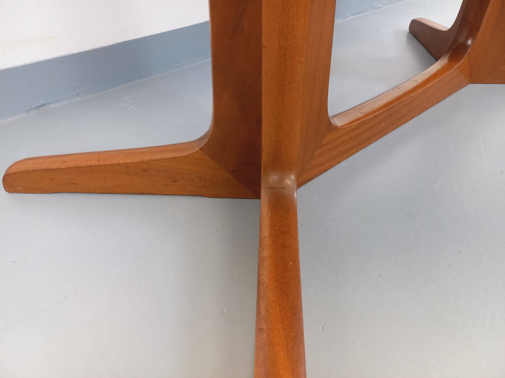 Vintage oval dining table Baumann from the 60s and 70s in teak with extension.