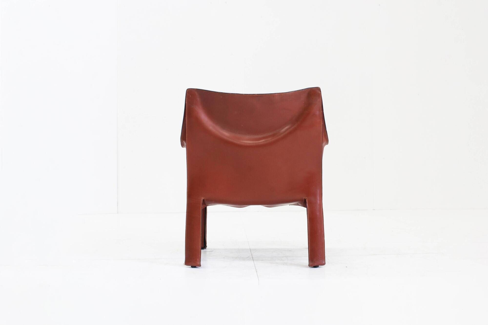 Fauteuil Cassina Cab 414 de Mario Bellini en cuir bordeaux Ital
